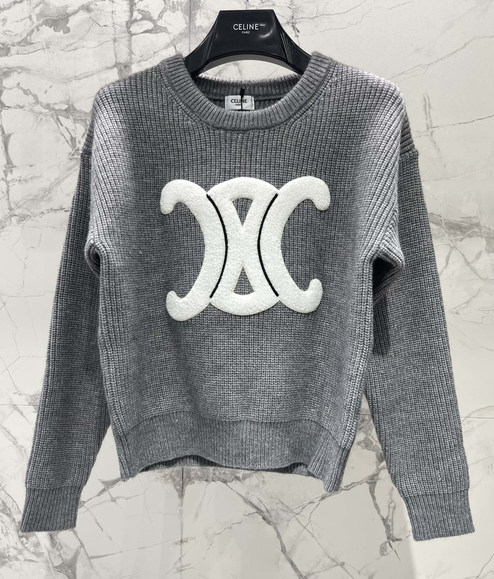 𝗖𝗘𝗟𝗜𝗡𝗘*赛琳新款罗纹羊毛圆领贴花长袖针织衫CELINE家这款罗纹羊毛针织衫简直是行走的「富家千金风