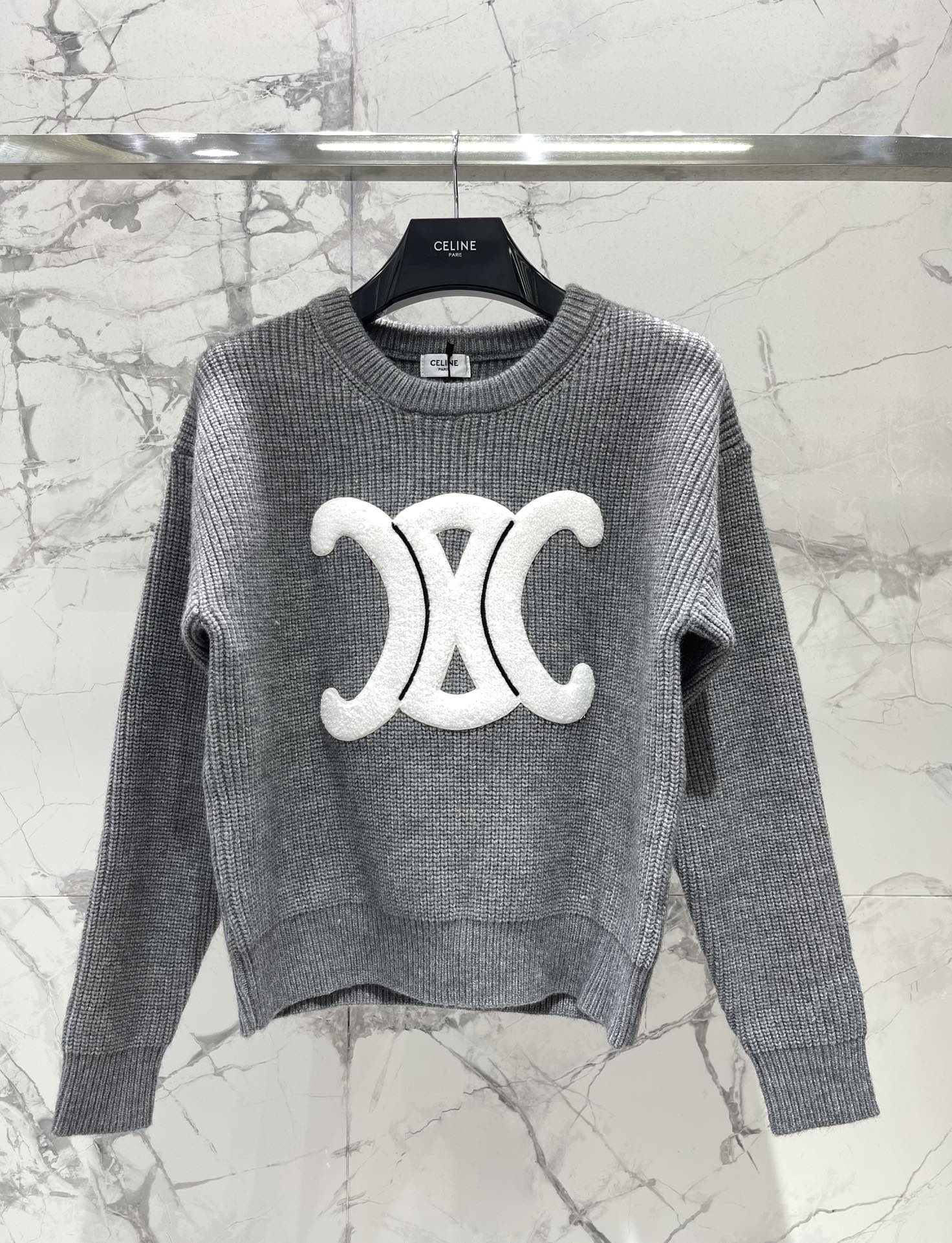 𝗖𝗘𝗟𝗜𝗡𝗘*赛琳新款罗纹羊毛圆领贴花长袖针织衫CELINE家这款罗纹羊毛针织衫简直是行走的「富家千金风