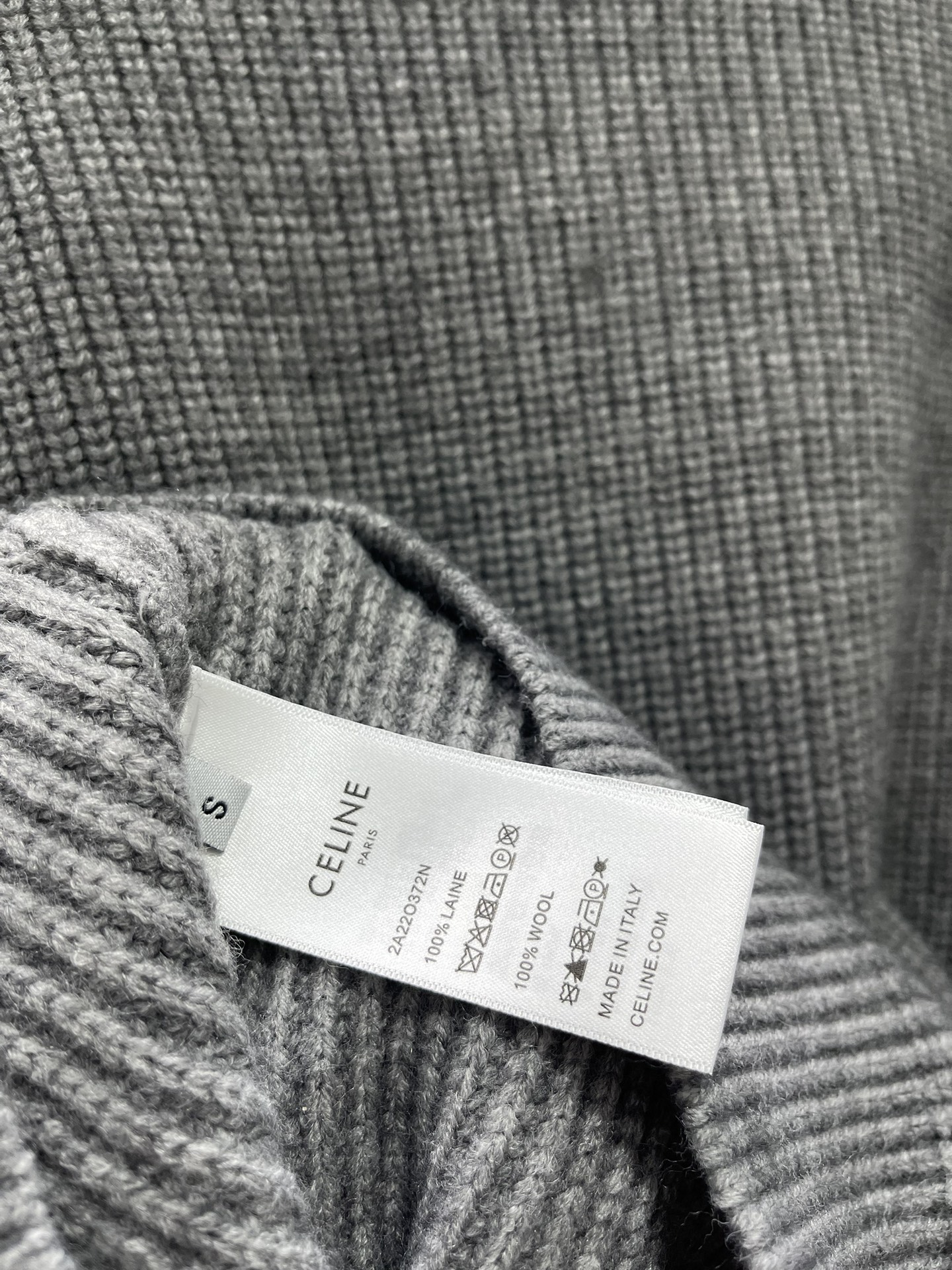 𝗖𝗘𝗟𝗜𝗡𝗘*赛琳新款罗纹羊毛圆领贴花长袖针织衫CELINE家这款罗纹羊毛针织衫简直是行走的「富家千金风