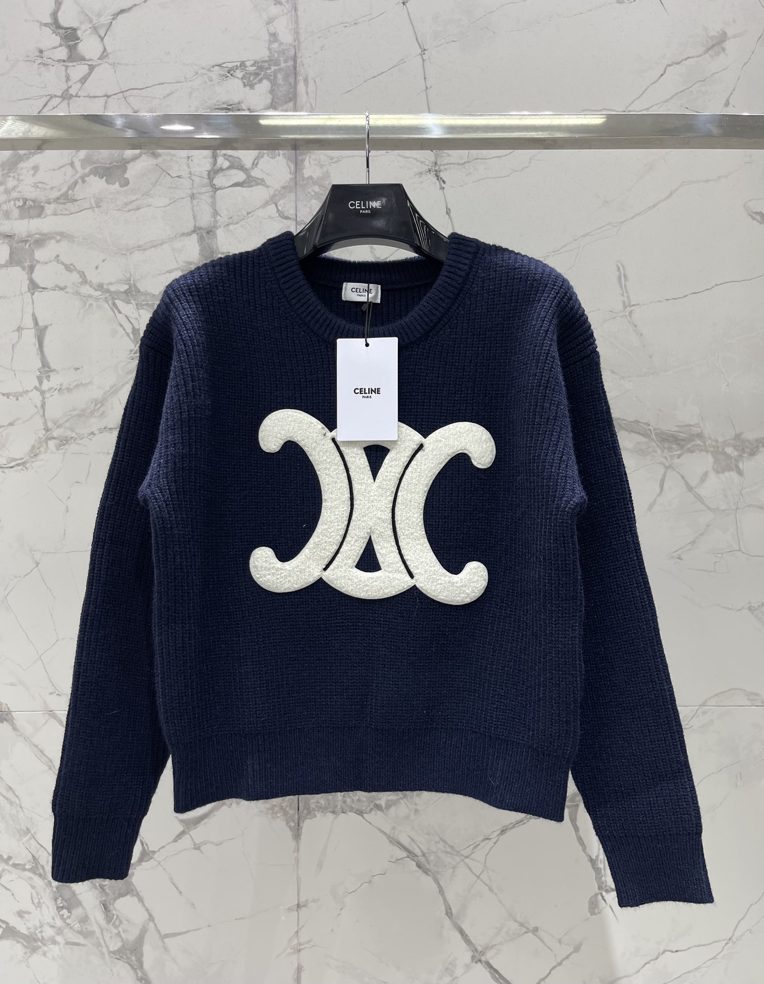 𝗖𝗘𝗟𝗜𝗡𝗘*赛琳新款罗纹羊毛圆领贴花长袖针织衫CELINE家这款罗纹羊毛针织衫简直是行走的「富家千金风