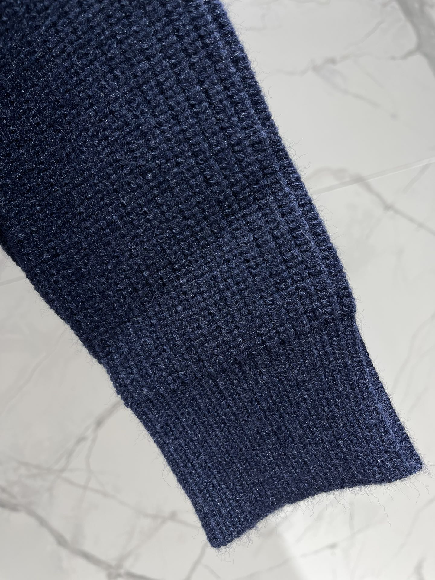 𝗖𝗘𝗟𝗜𝗡𝗘*赛琳新款罗纹羊毛圆领贴花长袖针织衫CELINE家这款罗纹羊毛针织衫简直是行走的「富家千金风