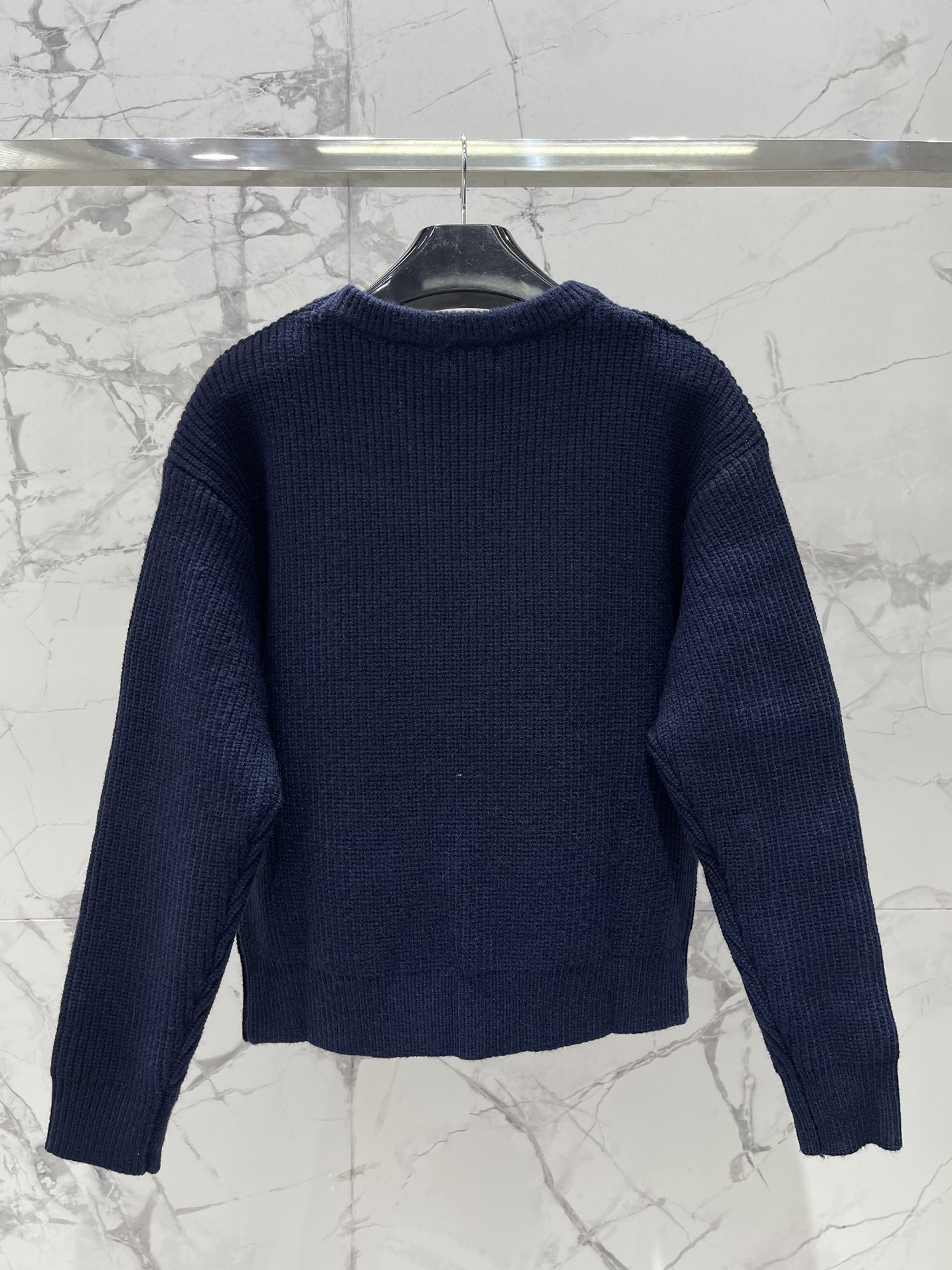 𝗖𝗘𝗟𝗜𝗡𝗘*赛琳新款罗纹羊毛圆领贴花长袖针织衫CELINE家这款罗纹羊毛针织衫简直是行走的「富家千金风