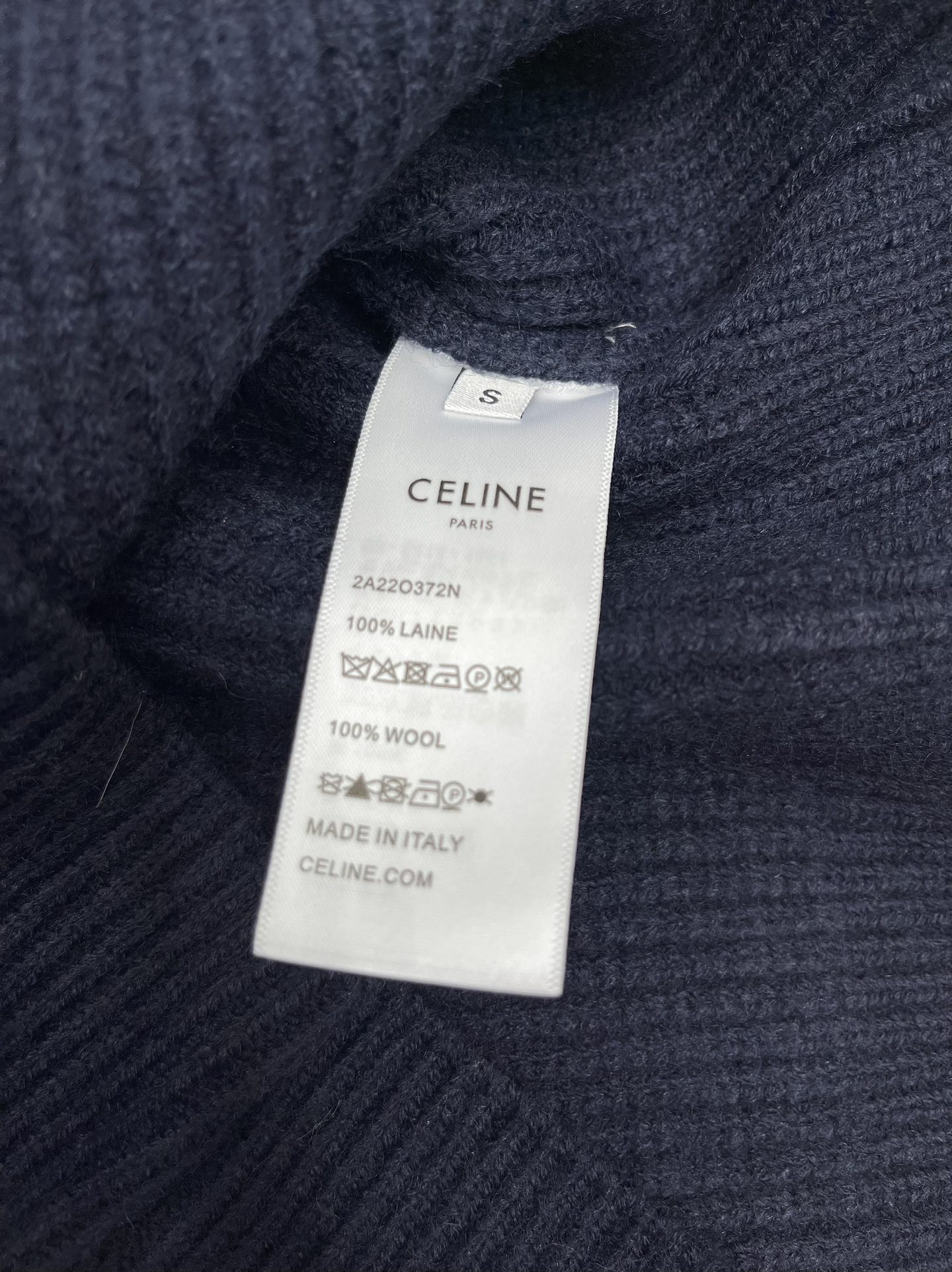 𝗖𝗘𝗟𝗜𝗡𝗘*赛琳新款罗纹羊毛圆领贴花长袖针织衫CELINE家这款罗纹羊毛针织衫简直是行走的「富家千金风