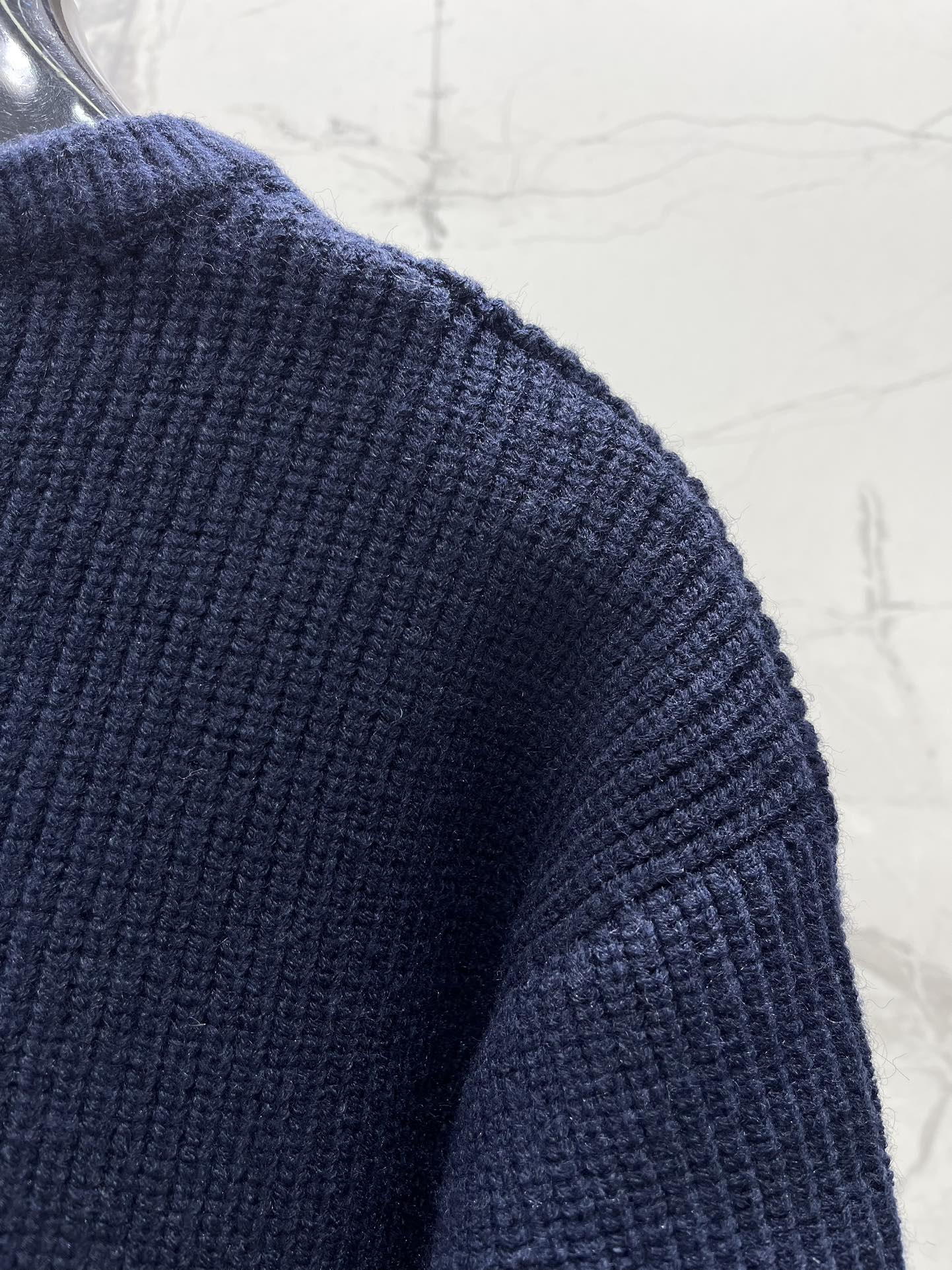 𝗖𝗘𝗟𝗜𝗡𝗘*赛琳新款罗纹羊毛圆领贴花长袖针织衫CELINE家这款罗纹羊毛针织衫简直是行走的「富家千金风