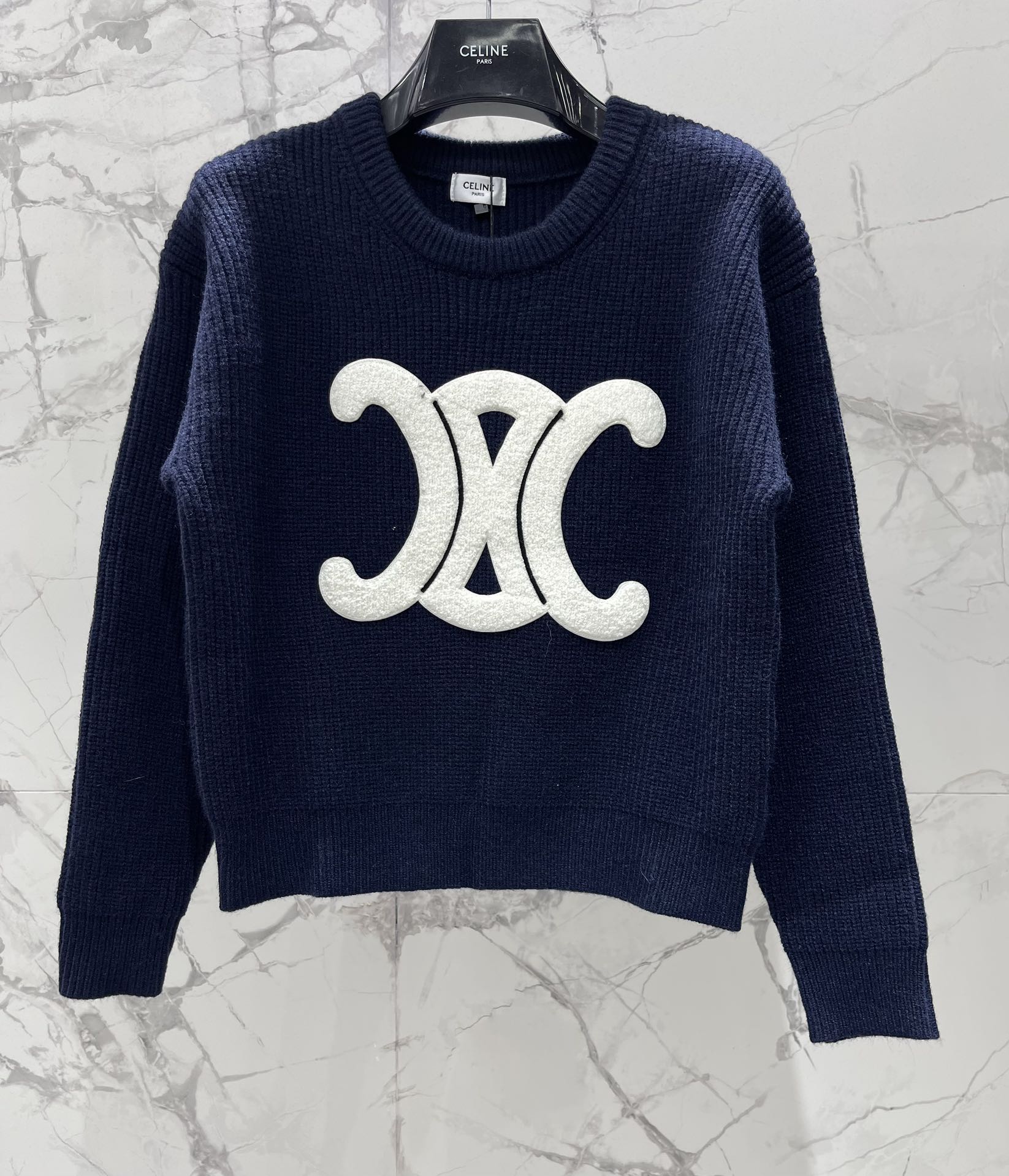 𝗖𝗘𝗟𝗜𝗡𝗘*赛琳新款罗纹羊毛圆领贴花长袖针织衫CELINE家这款罗纹羊毛针织衫简直是行走的「富家千金风