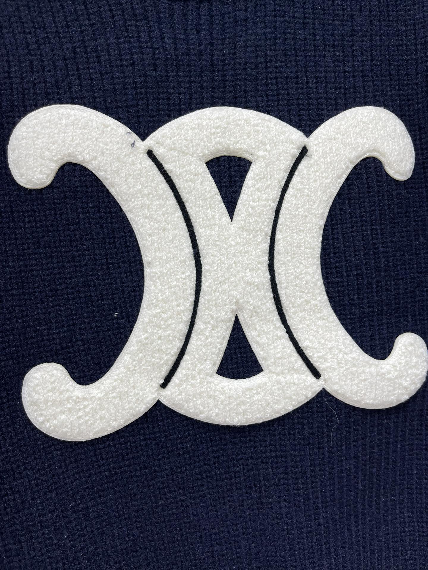 𝗖𝗘𝗟𝗜𝗡𝗘*赛琳新款罗纹羊毛圆领贴花长袖针织衫CELINE家这款罗纹羊毛针织衫简直是行走的「富家千金风