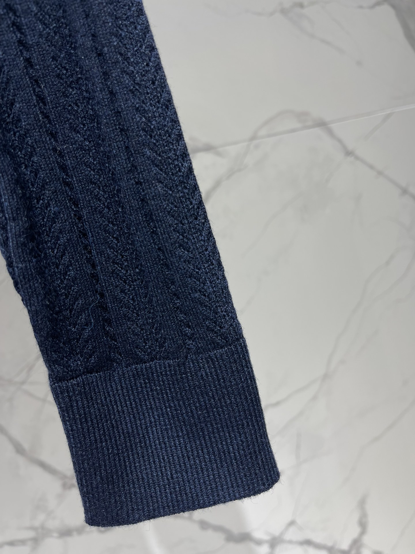 𝗠𝗜𝗨𝗠𝗜𝗨*缪缪新款女士修身镂空针织衫🧶【设计亮点】🧶这件针织衫，修身剪裁完美勾勒出身材曲线，穿上秒变