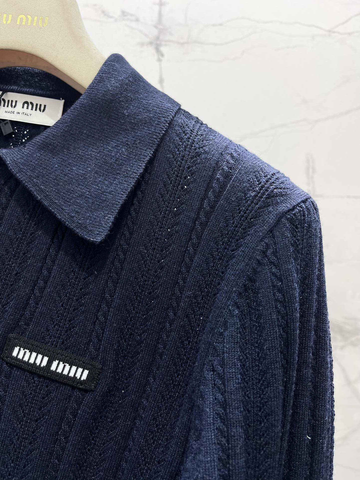 𝗠𝗜𝗨𝗠𝗜𝗨*缪缪新款女士修身镂空针织衫🧶【设计亮点】🧶这件针织衫，修身剪裁完美勾勒出身材曲线，穿上秒变