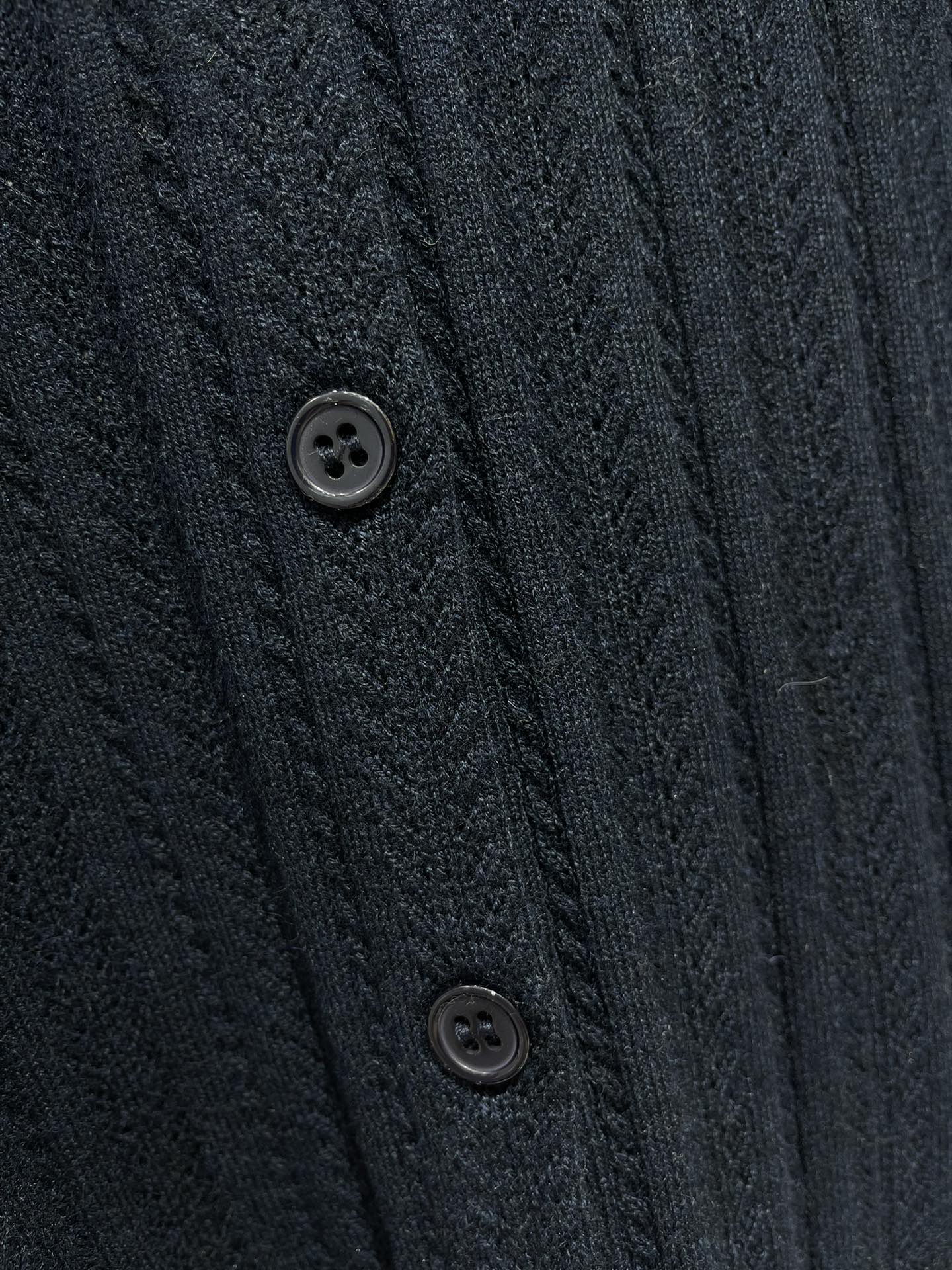 𝗠𝗜𝗨𝗠𝗜𝗨*缪缪新款女士修身镂空针织衫🧶【设计亮点】🧶这件针织衫，修身剪裁完美勾勒出身材曲线，穿上秒变