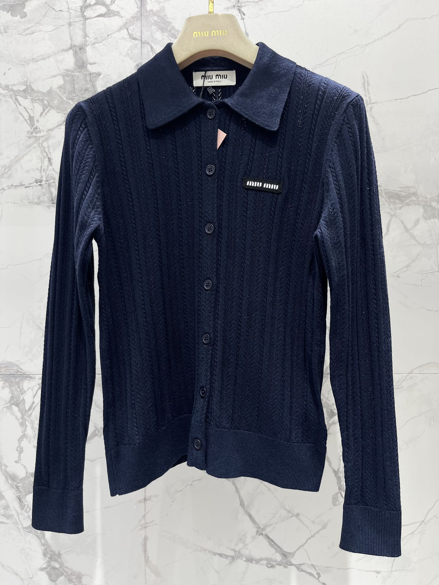 𝗠𝗜𝗨𝗠𝗜𝗨*缪缪新款女士修身镂空针织衫🧶【设计亮点】🧶这件针织衫，修身剪裁完美勾勒出身材曲线，穿上秒变