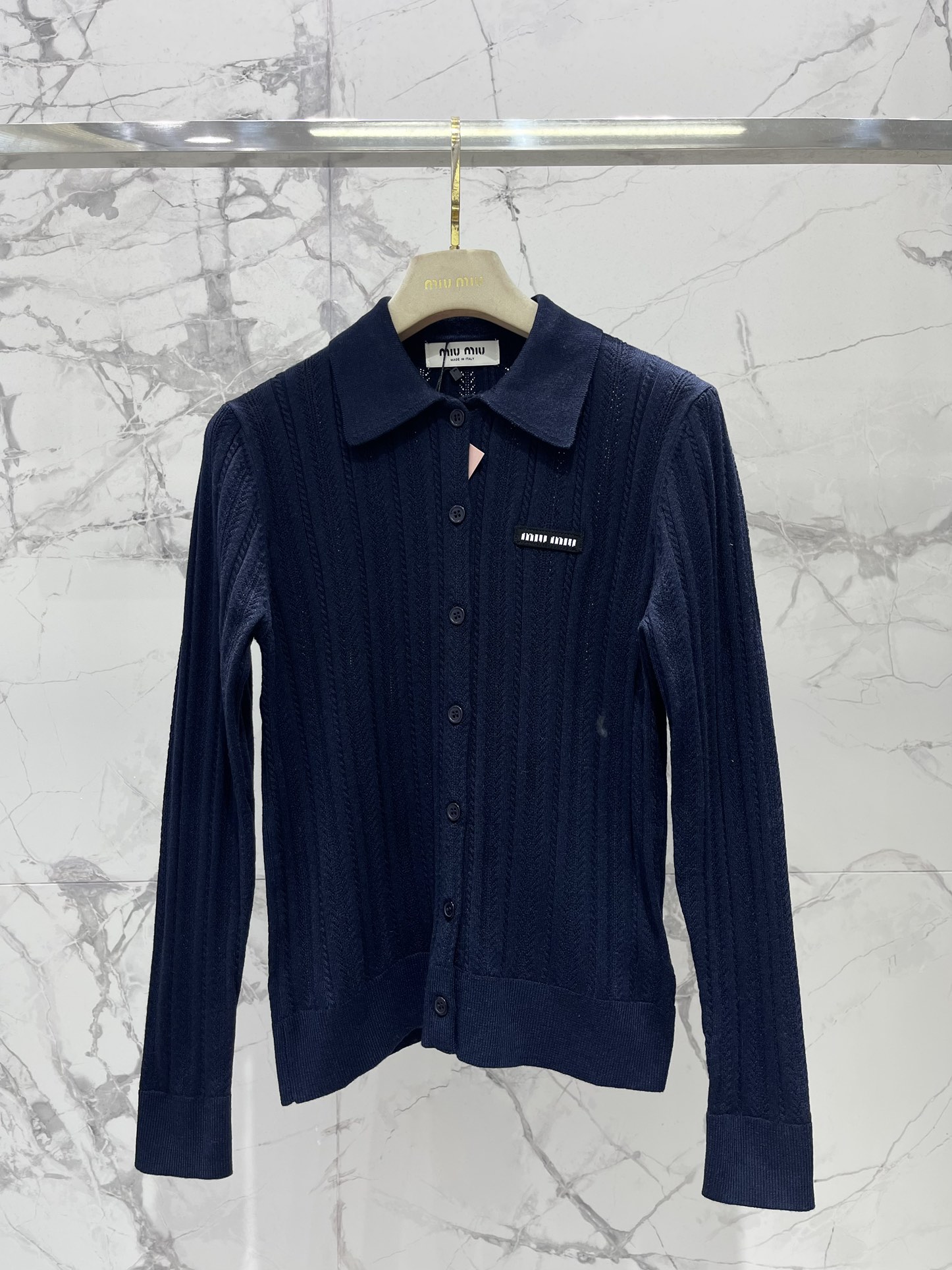 𝗠𝗜𝗨𝗠𝗜𝗨*缪缪新款女士修身镂空针织衫🧶【设计亮点】🧶这件针织衫，修身剪裁完美勾勒出身材曲线，穿上秒变