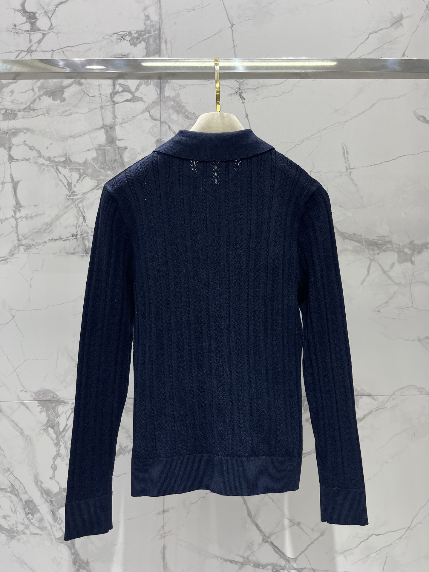 𝗠𝗜𝗨𝗠𝗜𝗨*缪缪新款女士修身镂空针织衫🧶【设计亮点】🧶这件针织衫，修身剪裁完美勾勒出身材曲线，穿上秒变