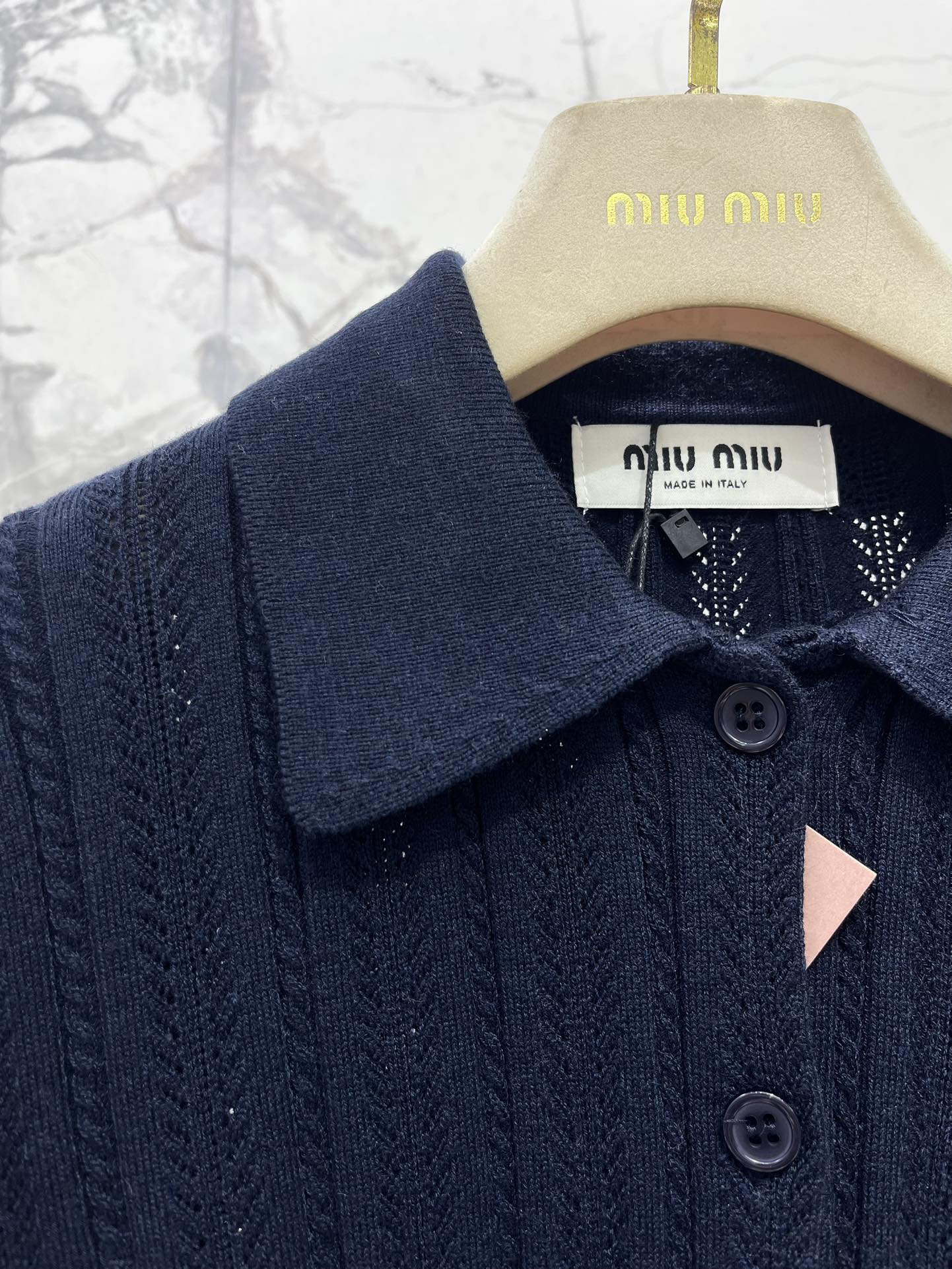 𝗠𝗜𝗨𝗠𝗜𝗨*缪缪新款女士修身镂空针织衫🧶【设计亮点】🧶这件针织衫，修身剪裁完美勾勒出身材曲线，穿上秒变