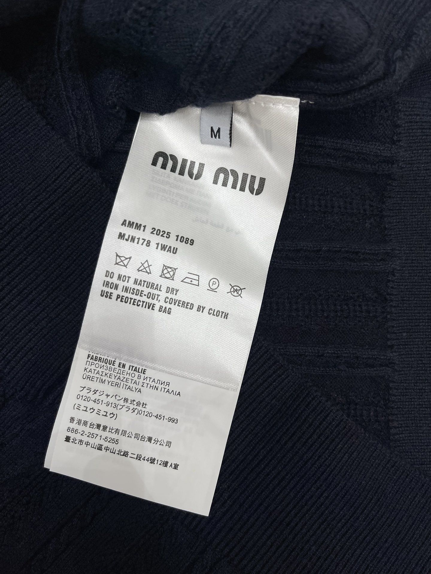 𝗠𝗜𝗨𝗠𝗜𝗨*缪缪新款女士修身镂空针织衫🧶【设计亮点】🧶这件针织衫，修身剪裁完美勾勒出身材曲线，穿上秒变