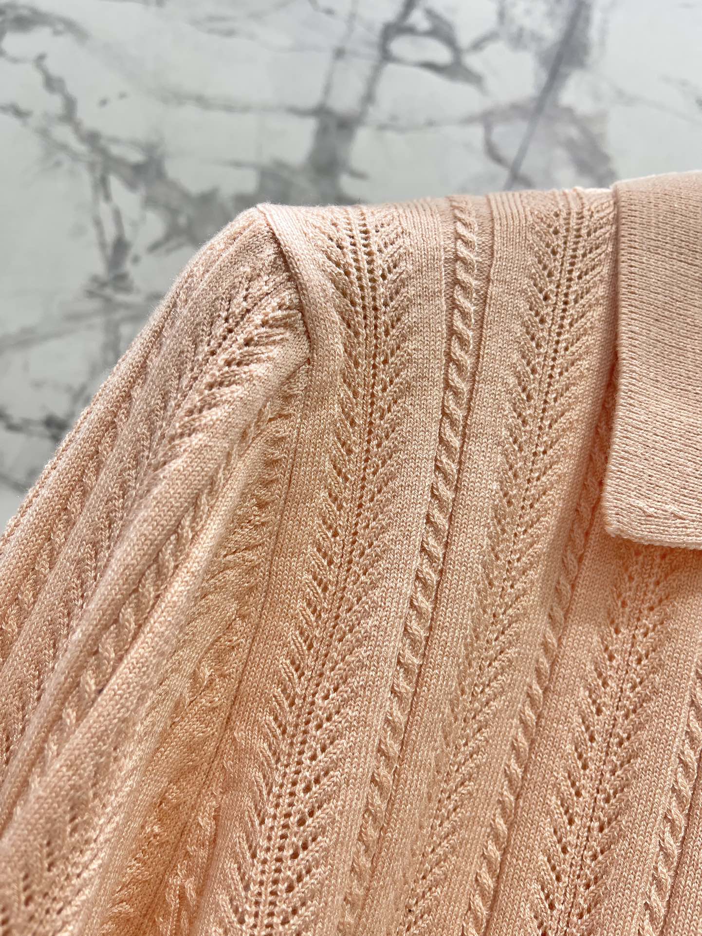 𝗠𝗜𝗨𝗠𝗜𝗨*缪缪新款女士修身镂空针织衫🧶【设计亮点】🧶这件针织衫，修身剪裁完美勾勒出身材曲线，穿上秒变