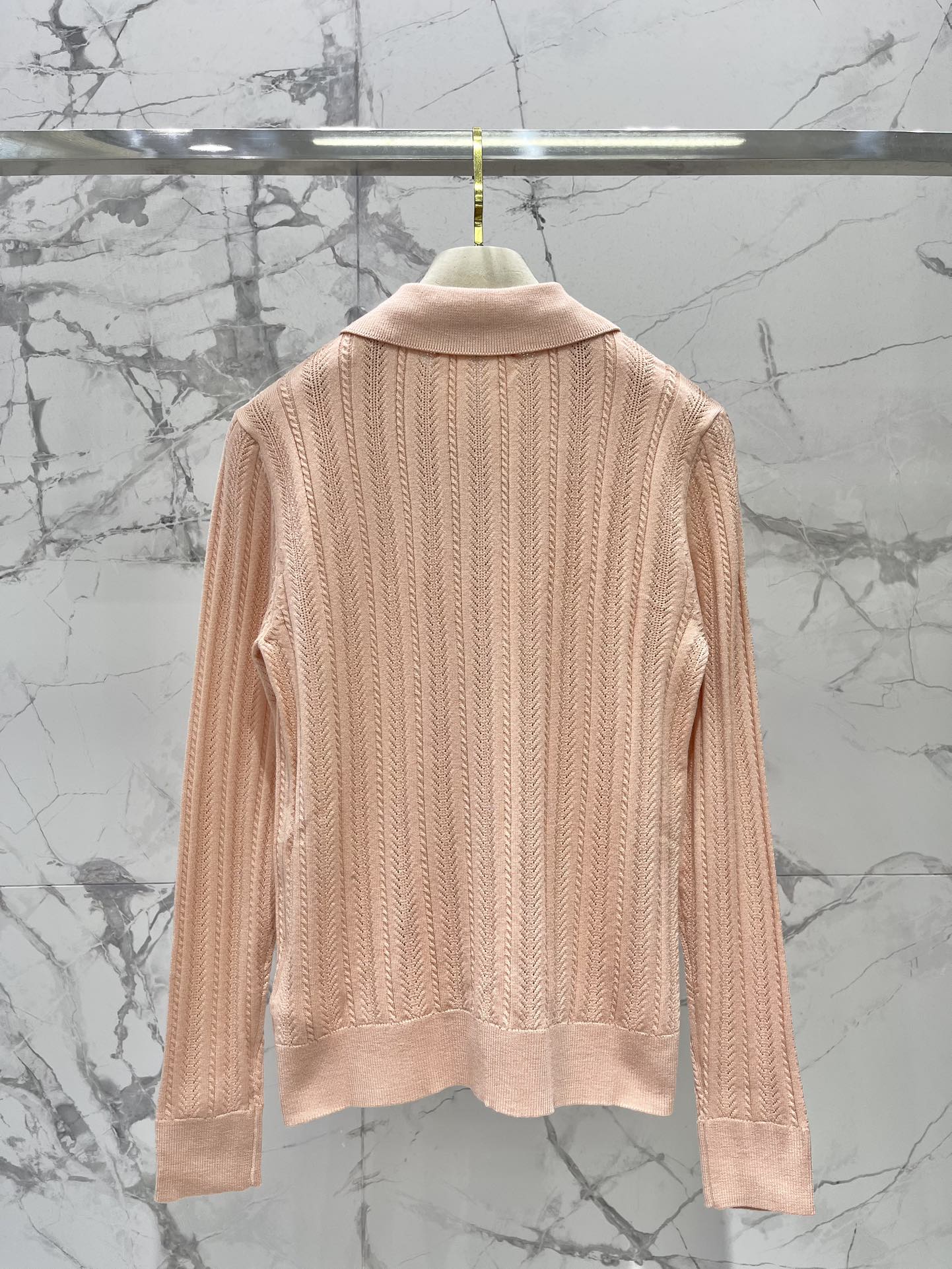 𝗠𝗜𝗨𝗠𝗜𝗨*缪缪新款女士修身镂空针织衫🧶【设计亮点】🧶这件针织衫，修身剪裁完美勾勒出身材曲线，穿上秒变