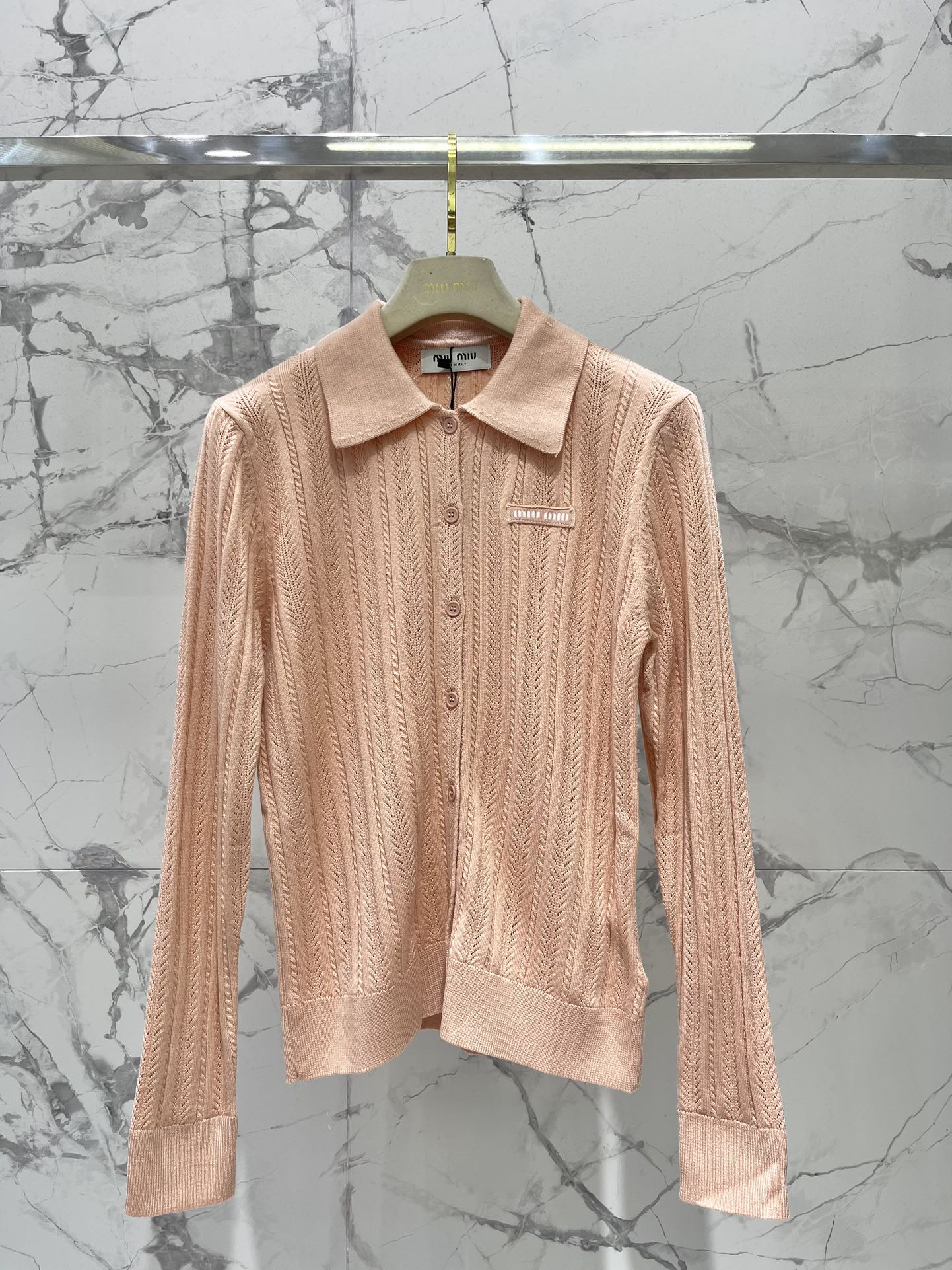 𝗠𝗜𝗨𝗠𝗜𝗨*缪缪新款女士修身镂空针织衫🧶【设计亮点】🧶这件针织衫，修身剪裁完美勾勒出身材曲线，穿上秒变