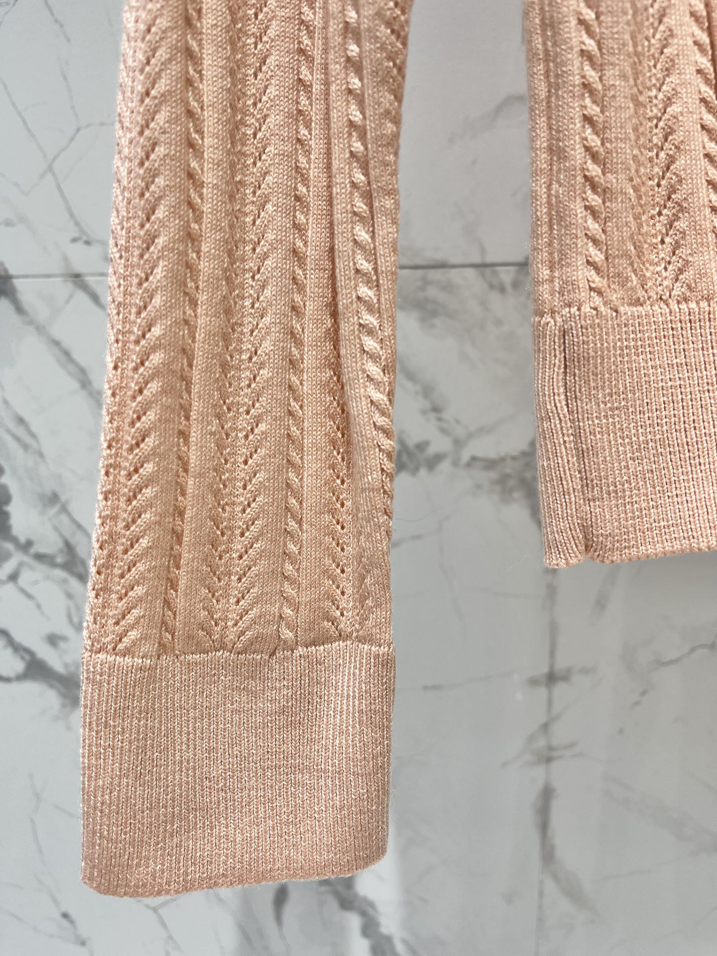 𝗠𝗜𝗨𝗠𝗜𝗨*缪缪新款女士修身镂空针织衫🧶【设计亮点】🧶这件针织衫，修身剪裁完美勾勒出身材曲线，穿上秒变