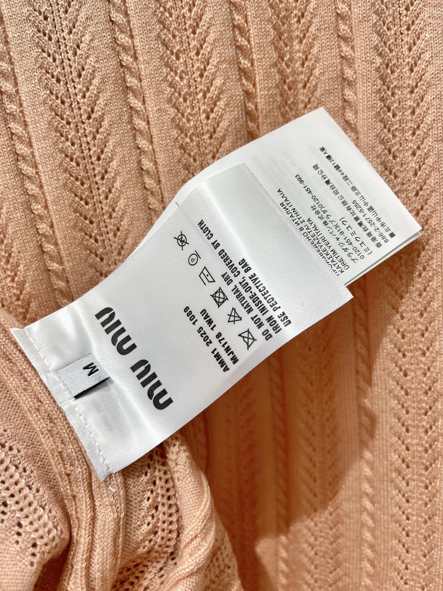 𝗠𝗜𝗨𝗠𝗜𝗨*缪缪新款女士修身镂空针织衫🧶【设计亮点】🧶这件针织衫，修身剪裁完美勾勒出身材曲线，穿上秒变