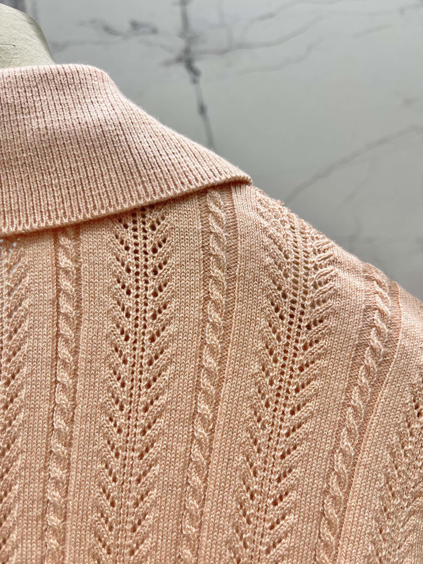 𝗠𝗜𝗨𝗠𝗜𝗨*缪缪新款女士修身镂空针织衫🧶【设计亮点】🧶这件针织衫，修身剪裁完美勾勒出身材曲线，穿上秒变