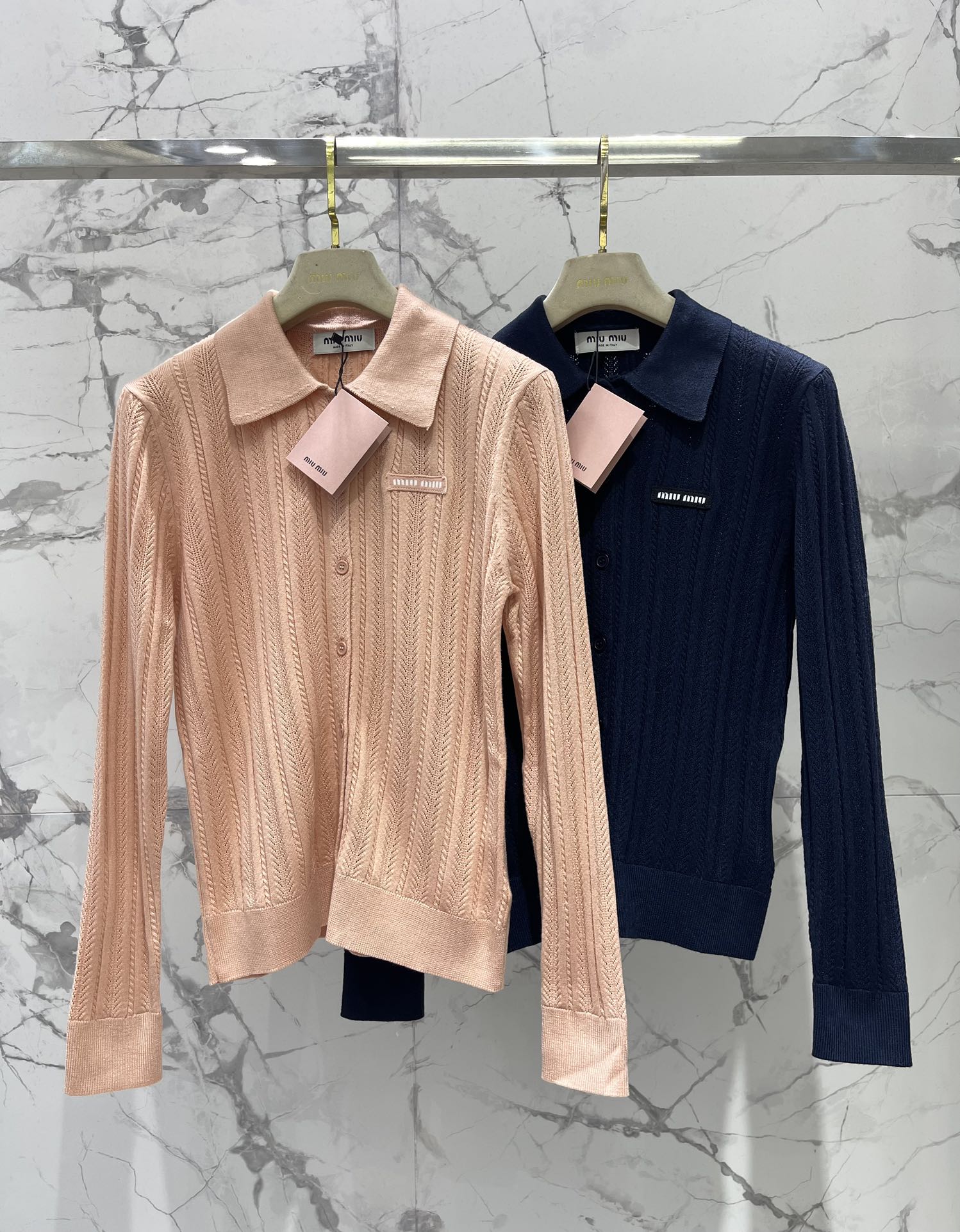 𝗠𝗜𝗨𝗠𝗜𝗨*缪缪新款女士修身镂空针织衫🧶【设计亮点】🧶这件针织衫，修身剪裁完美勾勒出身材曲线，穿上秒变