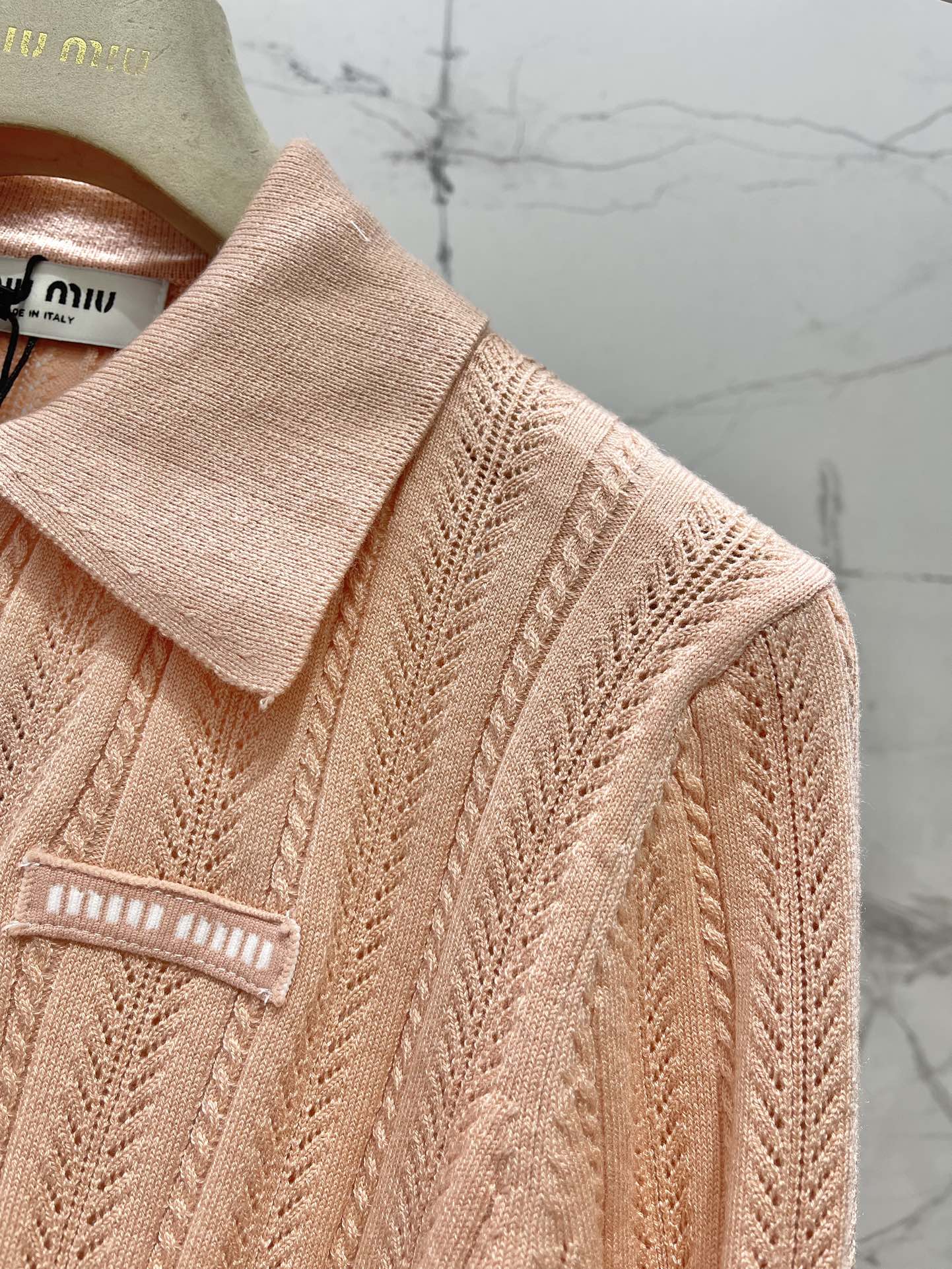 𝗠𝗜𝗨𝗠𝗜𝗨*缪缪新款女士修身镂空针织衫🧶【设计亮点】🧶这件针织衫，修身剪裁完美勾勒出身材曲线，穿上秒变