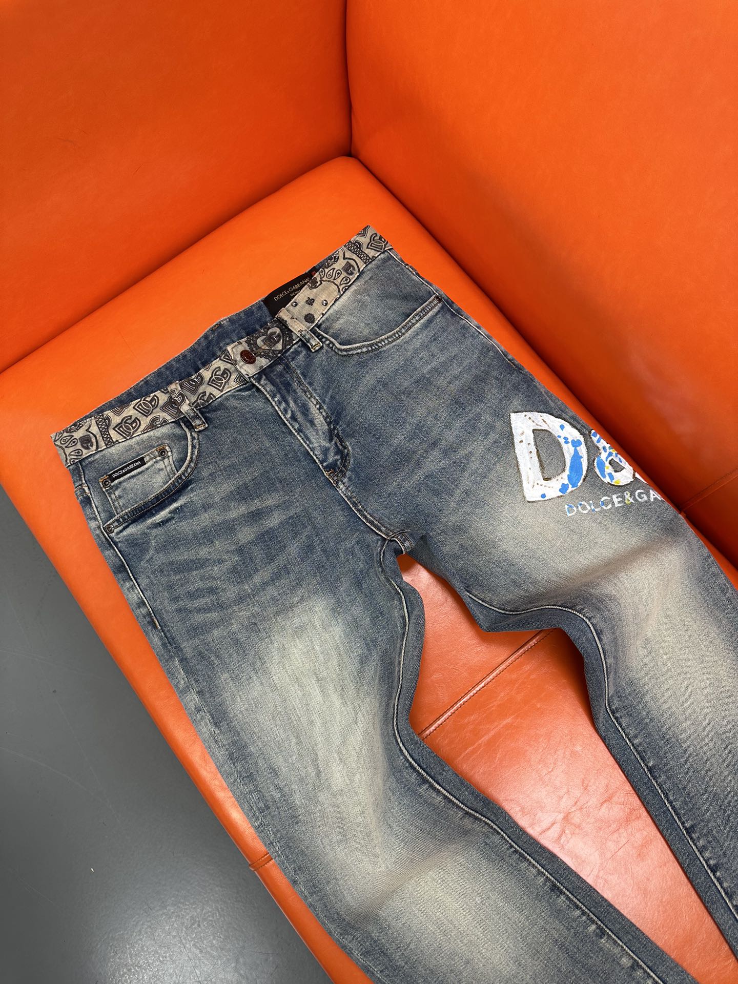 独家新款，手工晚上夜光创新新款.🔥￼新款现货上市🔥🔥原单爆款牛仔裤👖超级定制款，原版五金，超级重工工艺，