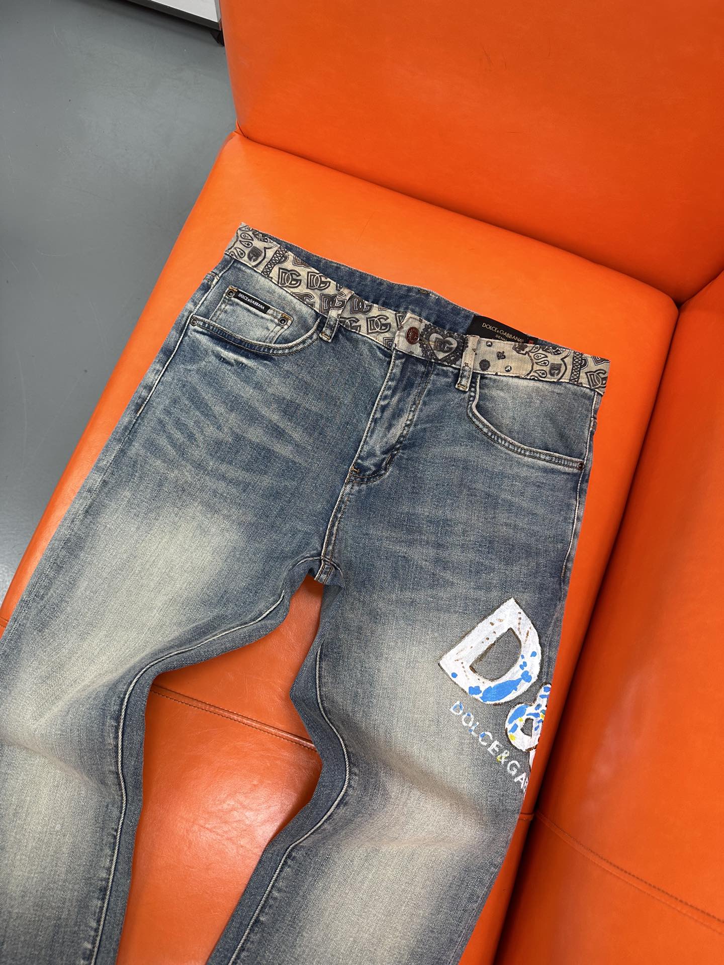 独家新款，手工晚上夜光创新新款.🔥￼新款现货上市🔥🔥原单爆款牛仔裤👖超级定制款，原版五金，超级重工工艺，