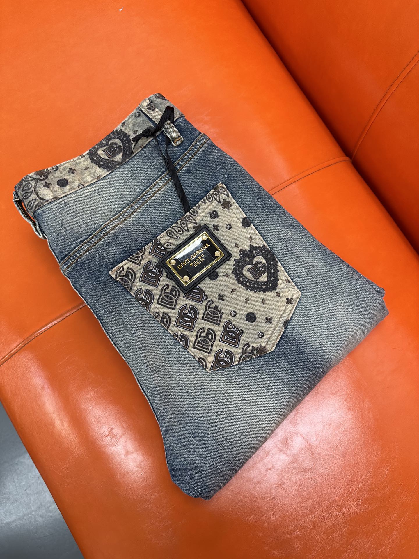 独家新款，手工晚上夜光创新新款.🔥￼新款现货上市🔥🔥原单爆款牛仔裤👖超级定制款，原版五金，超级重工工艺，