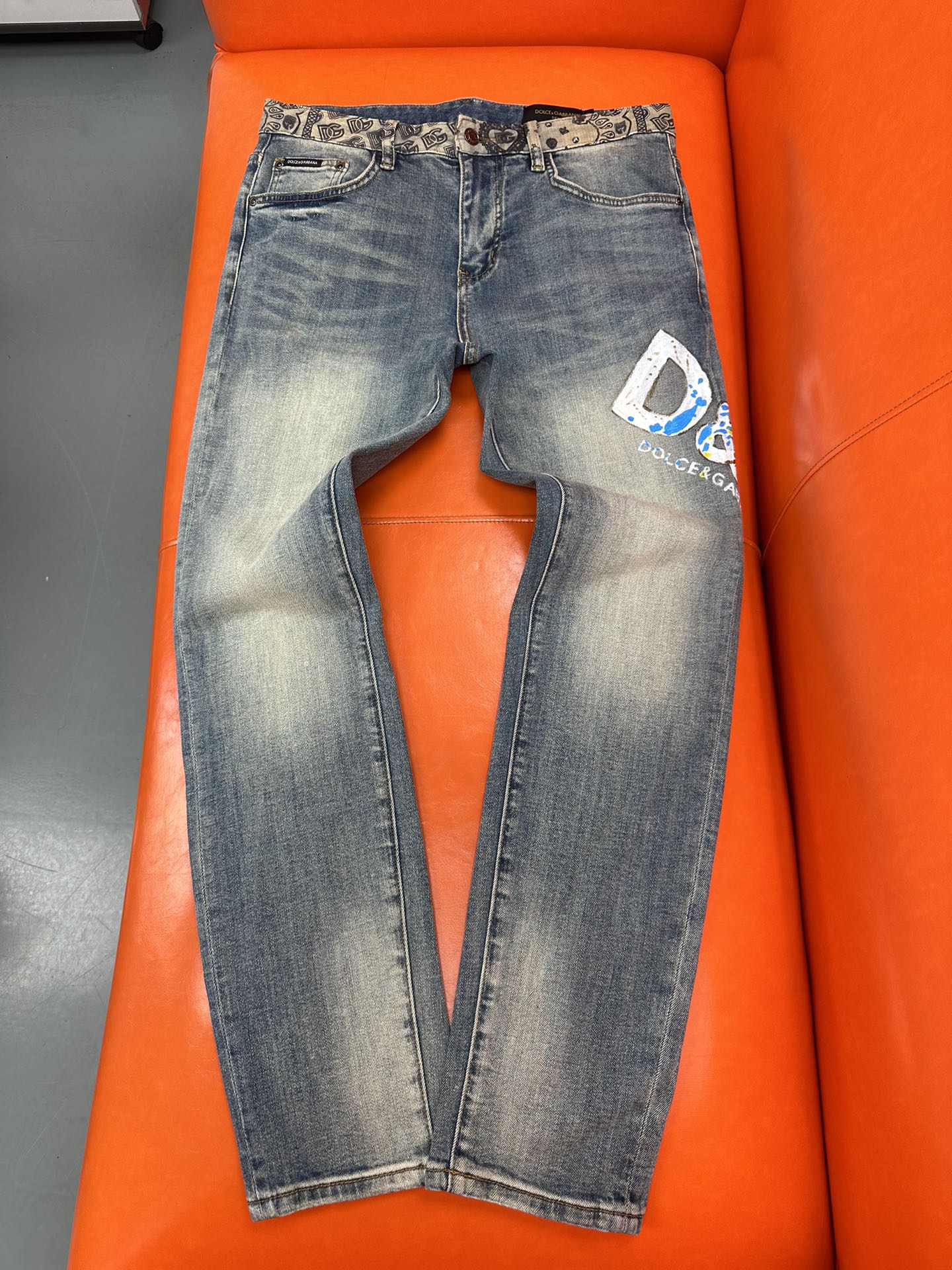 独家新款，手工晚上夜光创新新款.🔥￼新款现货上市🔥🔥原单爆款牛仔裤👖超级定制款，原版五金，超级重工工艺，