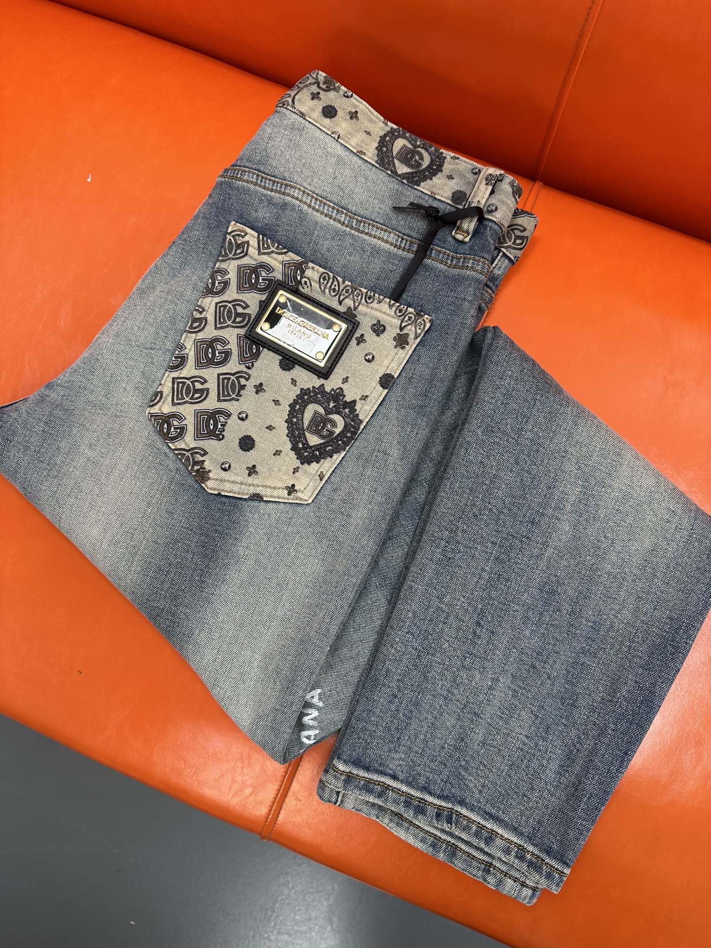 独家新款，手工晚上夜光创新新款.🔥￼新款现货上市🔥🔥原单爆款牛仔裤👖超级定制款，原版五金，超级重工工艺，