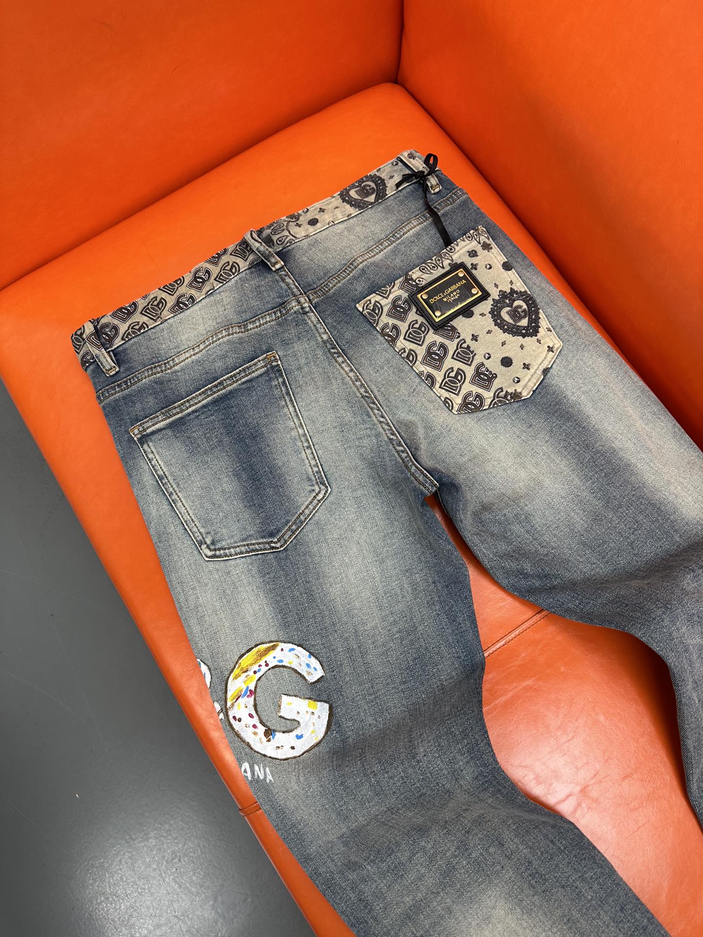 独家新款，手工晚上夜光创新新款.🔥￼新款现货上市🔥🔥原单爆款牛仔裤👖超级定制款，原版五金，超级重工工艺，