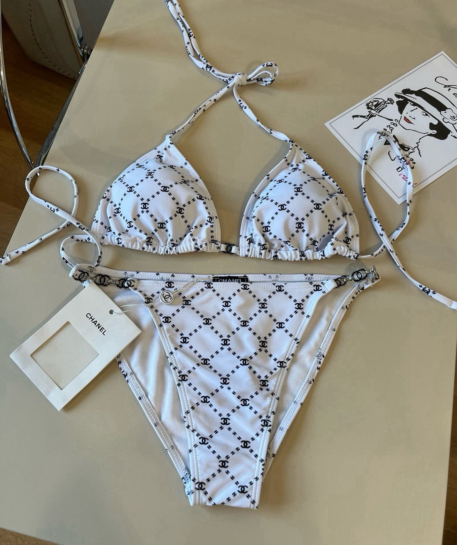 NO:377412,Chanel Bikini Swimsuit Suit Suit Suit Suit Suit for a variety of scenes♀Seaside, Swimming Pool, Hot Spring, Water Park, Rafting can be worn inside or completely. The one-piece design covers the flesh and looks tall. The belly is a little fleshy and does not affect our beauty. The back design reveals the beautiful back. The fabric is breathable and comfortable. The quick-drying elastic swimsuit is easier to clean. S M L Xl swimsuits, swimsuits, bikinis19860909Chanel比基尼泳衣 适合多种场景的游泳衣♀海边 游泳池 温泉 水上乐园 漂流都可以内搭也完全可以 连体设计遮肉显高挑 腹部有点肉肉也不影响咱美美的 背面设计大露美背 面料透气舒适.速干弹性的游泳衣更加帖肤易清洗 码数S M L Xl泳衣泳裤比基尼,泳衣，泳裤，比基尼,chanel,swimsuits,bikinis,accessory