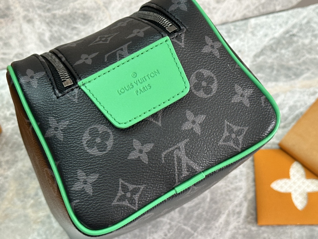P ¥310 【163C01动态芯片】
顶级原单✨M26433黑花配绿皮
本款 Dopp Kit 18盥洗袋首度为 Monogram Eclipse 涂层帆布搭配明丽皮革,令功能设计释放动感气息。双拉链和皮革手柄便于取放洗漱用品。
15 x 16.5 x 28 厘米
(高 x 宽 x 长度
