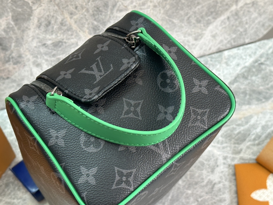 P ¥310 【163C01动态芯片】
顶级原单✨M26433黑花配绿皮
本款 Dopp Kit 18盥洗袋首度为 Monogram Eclipse 涂层帆布搭配明丽皮革,令功能设计释放动感气息。双拉链和皮革手柄便于取放洗漱用品。
15 x 16.5 x 28 厘米
(高 x 宽 x 长度