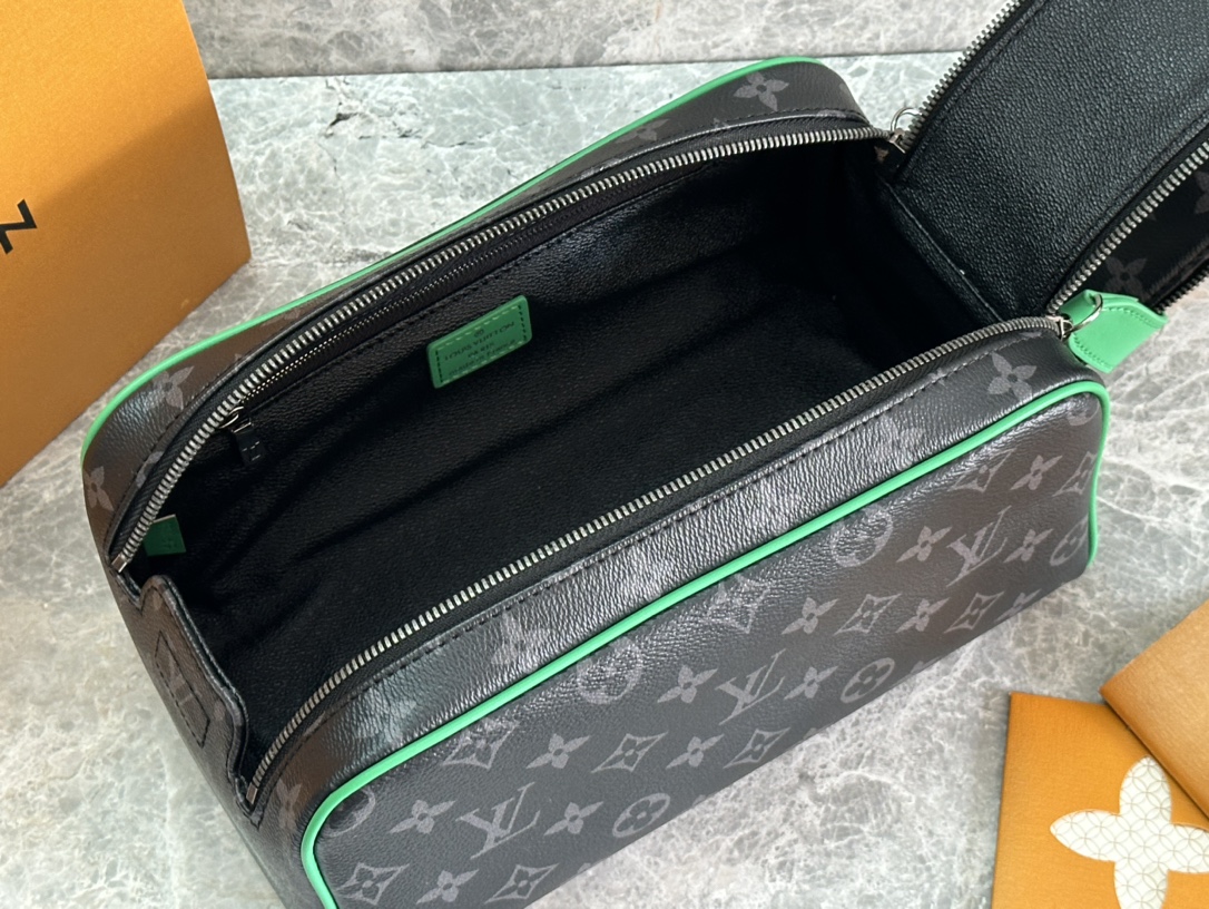 P ¥310 【163C01动态芯片】
顶级原单✨M26433黑花配绿皮
本款 Dopp Kit 18盥洗袋首度为 Monogram Eclipse 涂层帆布搭配明丽皮革,令功能设计释放动感气息。双拉链和皮革手柄便于取放洗漱用品。
15 x 16.5 x 28 厘米
(高 x 宽 x 长度