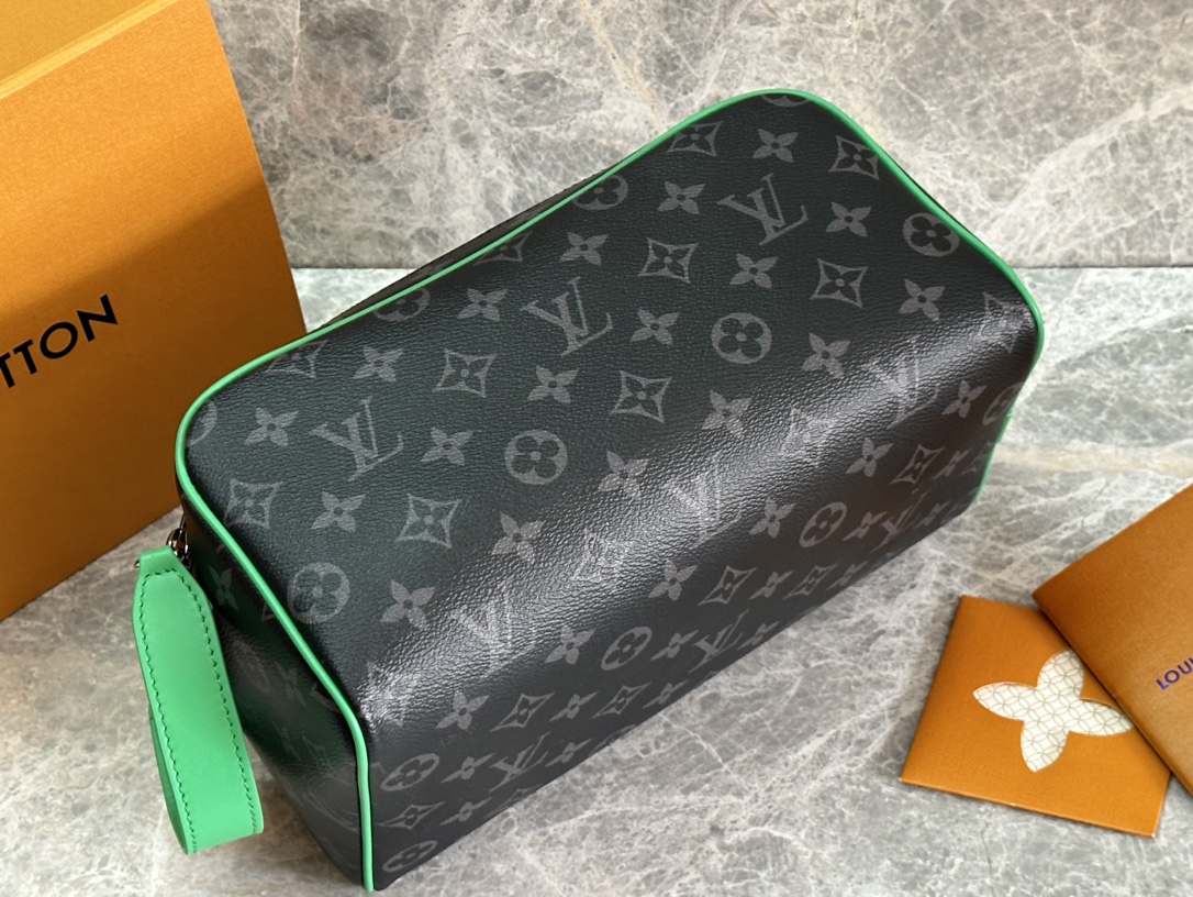 P ¥310 【163C01动态芯片】
顶级原单✨M26433黑花配绿皮
本款 Dopp Kit 18盥洗袋首度为 Monogram Eclipse 涂层帆布搭配明丽皮革,令功能设计释放动感气息。双拉链和皮革手柄便于取放洗漱用品。
15 x 16.5 x 28 厘米
(高 x 宽 x 长度