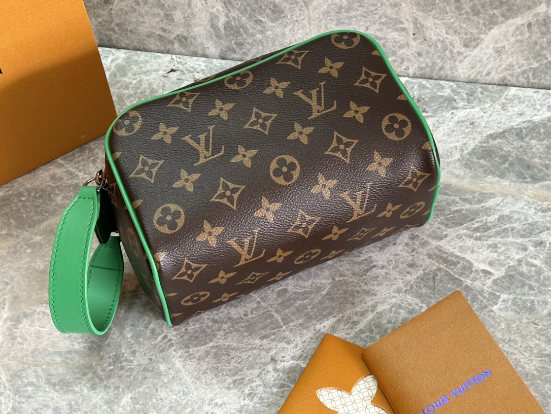 P ¥310 【163C01动态芯片】
顶级原单✨M14911啡花配绿皮
本款 Dopp Kit 18盥洗袋首度为 Monogram Eclipse 涂层帆布搭配明丽皮革,令功能设计释放动感气息。双拉链和皮革手柄便于取放洗漱用品。
13 x 12x 20厘米
(高 x 宽 x 长度