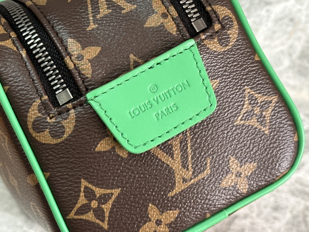 P ¥310 【163C01动态芯片】
顶级原单✨M14911啡花配绿皮
本款 Dopp Kit 18盥洗袋首度为 Monogram Eclipse 涂层帆布搭配明丽皮革,令功能设计释放动感气息。双拉链和皮革手柄便于取放洗漱用品。
13 x 12x 20厘米
(高 x 宽 x 长度