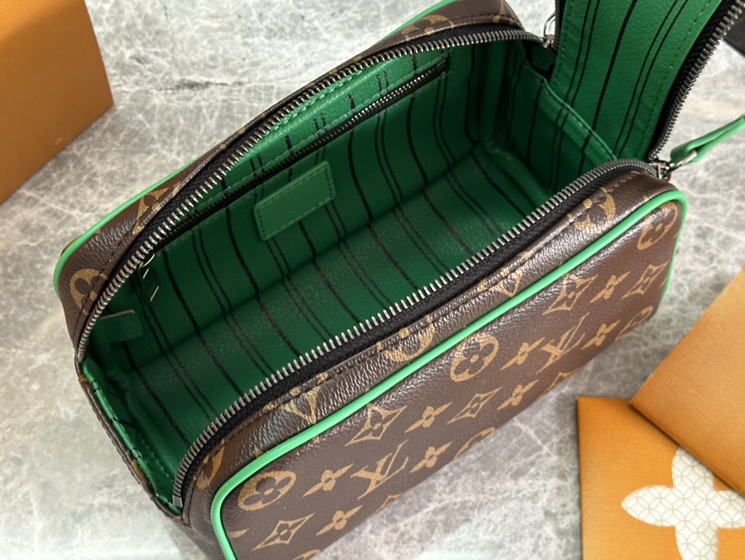 P ¥310 【163C01动态芯片】
顶级原单✨M14911啡花配绿皮
本款 Dopp Kit 18盥洗袋首度为 Monogram Eclipse 涂层帆布搭配明丽皮革,令功能设计释放动感气息。双拉链和皮革手柄便于取放洗漱用品。
13 x 12x 20厘米
(高 x 宽 x 长度