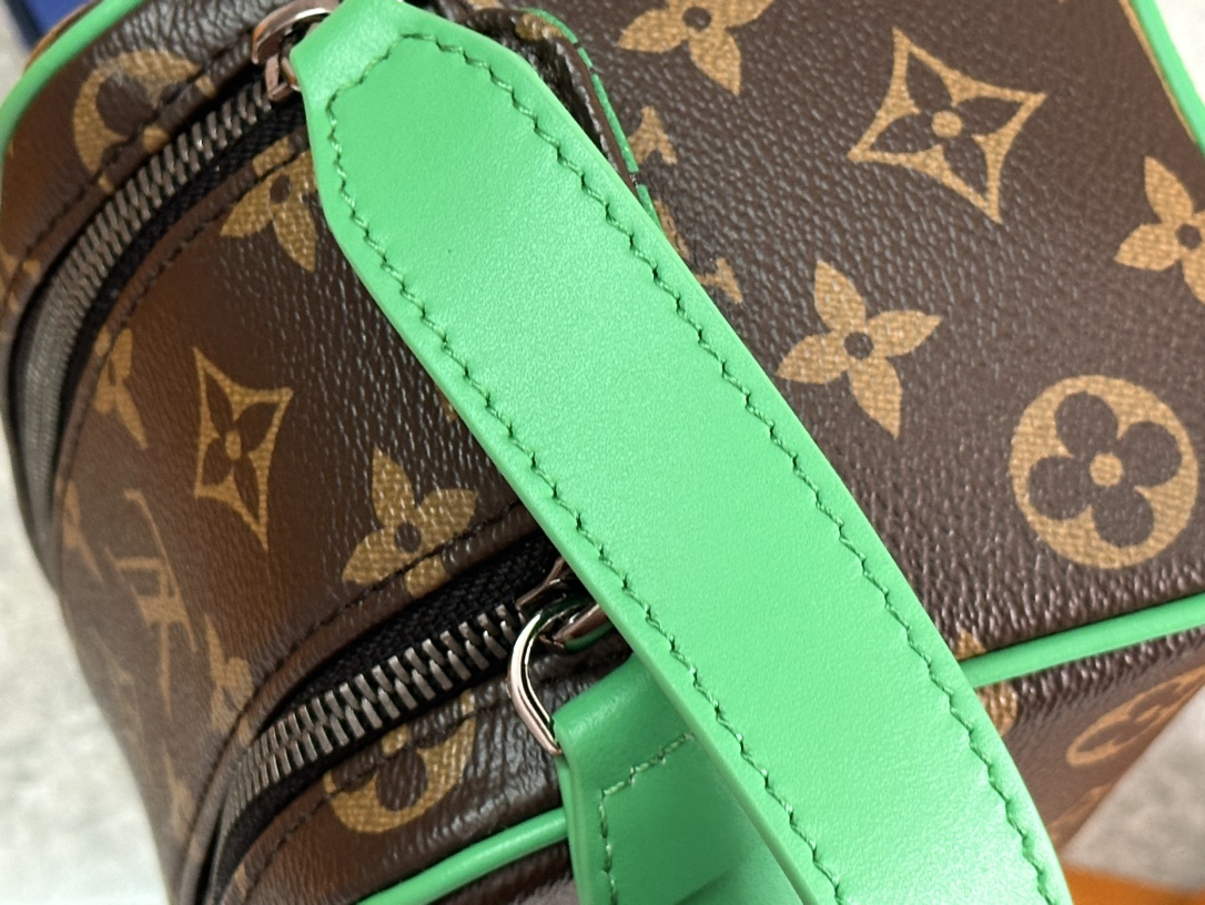 P ¥310 【163C01动态芯片】
顶级原单✨M14911啡花配绿皮
本款 Dopp Kit 18盥洗袋首度为 Monogram Eclipse 涂层帆布搭配明丽皮革,令功能设计释放动感气息。双拉链和皮革手柄便于取放洗漱用品。
13 x 12x 20厘米
(高 x 宽 x 长度
