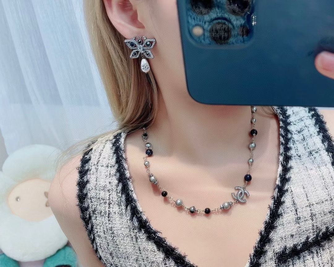 【今日新款】编码E3177 🛍香奈儿耳钉热销🔥爆上新🆕🆕🆕😎CHAN 25 黑枪色满钻蝴蝶水滴珍珠耳钉🤭