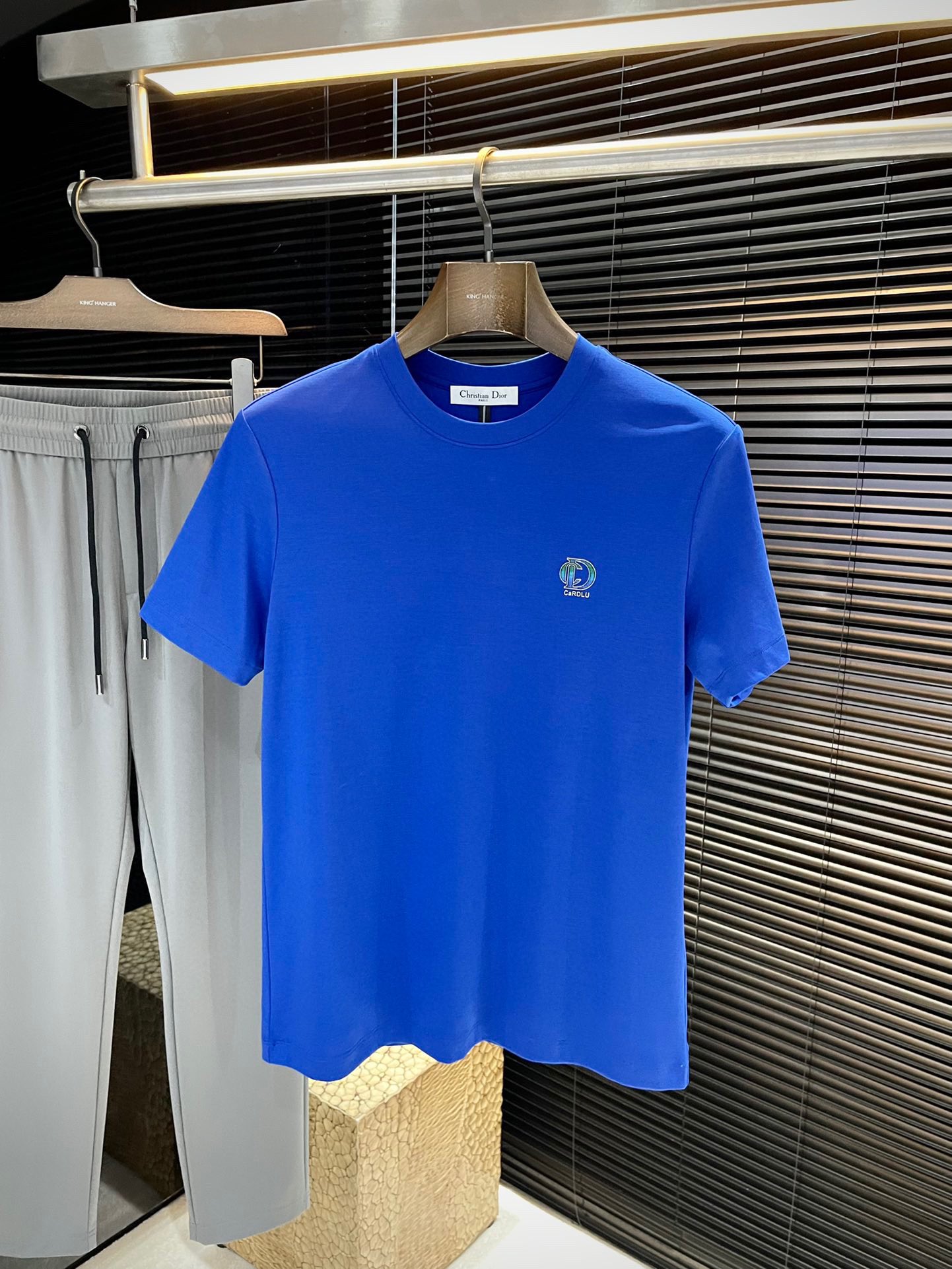 NO:513742,P Dio series VIP high-end customization 2025 spring and summer new short-sleeved style versatile styles anyone can easily control. Fully customized fabrics, high-quality double-sided silk soft cotton fabric. The fabric feels soft and the upper body is comfortable and soft. The simple style is very classy, ​​simple and unique, and the style is very exquisite. The cut is very exquisite, showing the aura, and it will highlight the exquisiteness of business men!  Size M-3XL,,dior,dior,T-shirt,alexander wang19860909P  Dio（迪奥）系列 VIP高级定制 2025春夏季新款短袖 百搭款式 任何人都可以轻松驾驭 面料全订制 高定一等品双面丝柔棉面料 面料手感柔软,上身舒适柔软 简约的款式非常显档次,简约个性时尚,版型剪裁非常精致,显气场,又会凸显商务男士的精致！尺码 M-3XL,,dior,dior,T-shirt,alexander wang,Men's clothing