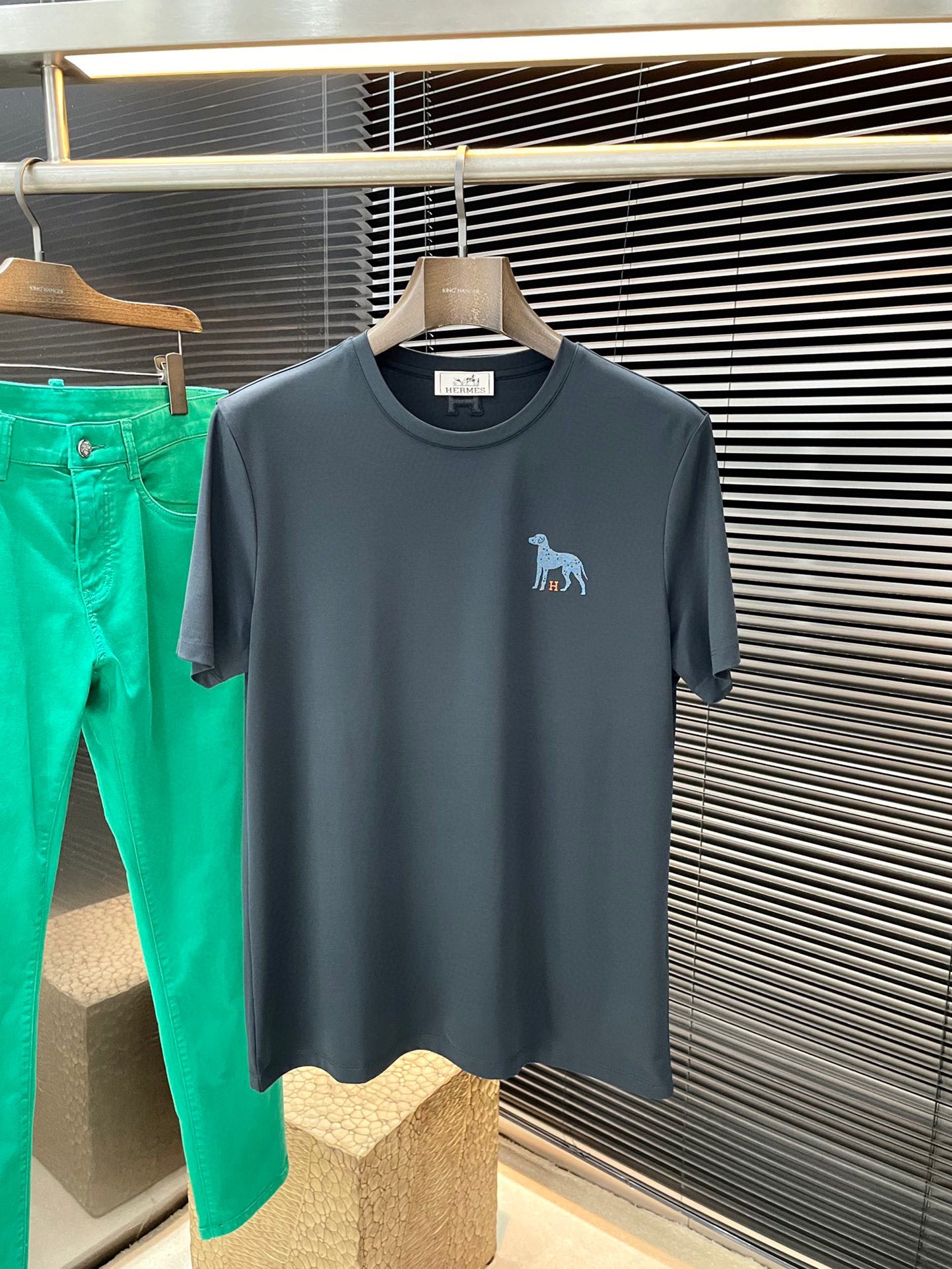 NO:513745,P HERME (Aima) series VIP high-end customization 2025 spring and summer new short-sleeved style versatile styles anyone can easily control. Fully customized fabrics, high-quality viscose fabrics. The fabric feels soft and the upper body is comfortable and soft. The simple style is very classy, ​​simple and unique, and the style is very exquisite. The tailoring is very exquisite, showing the aura, and it will highlight the exquisiteness of business men!  Size M-3XL, hermes, hermes, T-shirt, alexander wang19860909P  HERME（爱马）系列 VIP高级定制 2025春夏季新款短袖 百搭款式 任何人都可以轻松驾驭 面料全订制 高定一等品粘纤面料 面料手感柔软,上身舒适柔软 简约的款式非常显档次,简约个性时尚,版型剪裁非常精致,显气场,又会凸显商务男士的精致！尺码 M-3XL,,hermes,hermes,T-shirt,alexander wang,Men's clothing