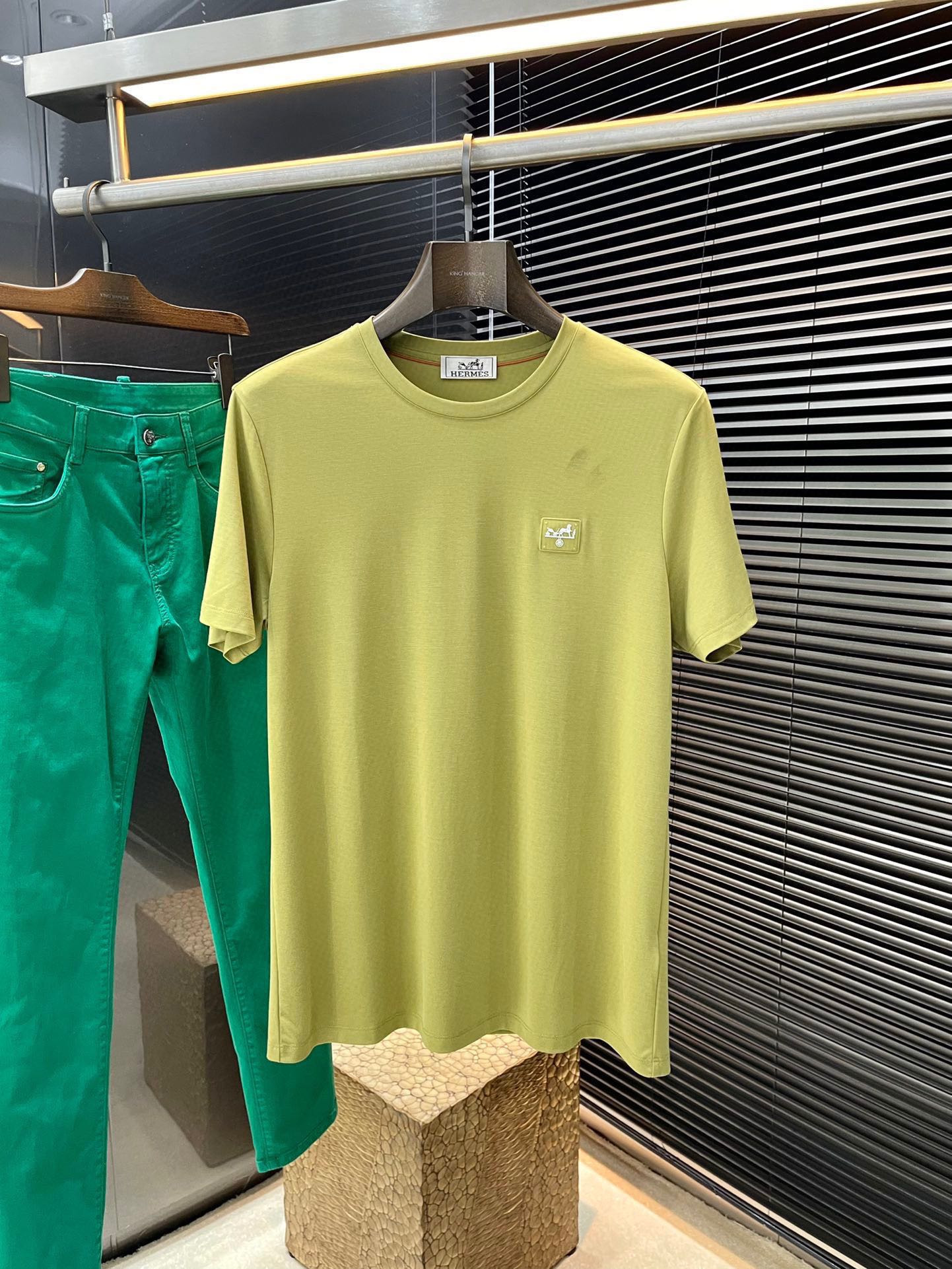 NO:513747,P HERMES series VIP high-end customization 2025 spring and summer new short-sleeved style versatile styles anyone can easily control. Fully customized fabrics, high-quality viscose fabrics. The fabric feels soft and the upper body is comfortable and soft. The simple style is very classy, ​​simple and unique, fashionable, the style is very exquisite, showing the aura, and will highlight the exquisiteness of business men!  Size M-3XL, hermes, hermes, T-shirt, alexander wang19860909P  HERMES（爱马仕）系列 VIP高级定制 2025春夏季新款短袖 百搭款式 任何人都可以轻松驾驭 面料全订制 高定一等品粘纤面料 面料手感柔软,上身舒适柔软 简约的款式非常显档次,简约个性时尚,版型剪裁非常精致,显气场,又会凸显商务男士的精致！尺码 M-3XL,,hermes,hermes,T-shirt,alexander wang,Men's clothing