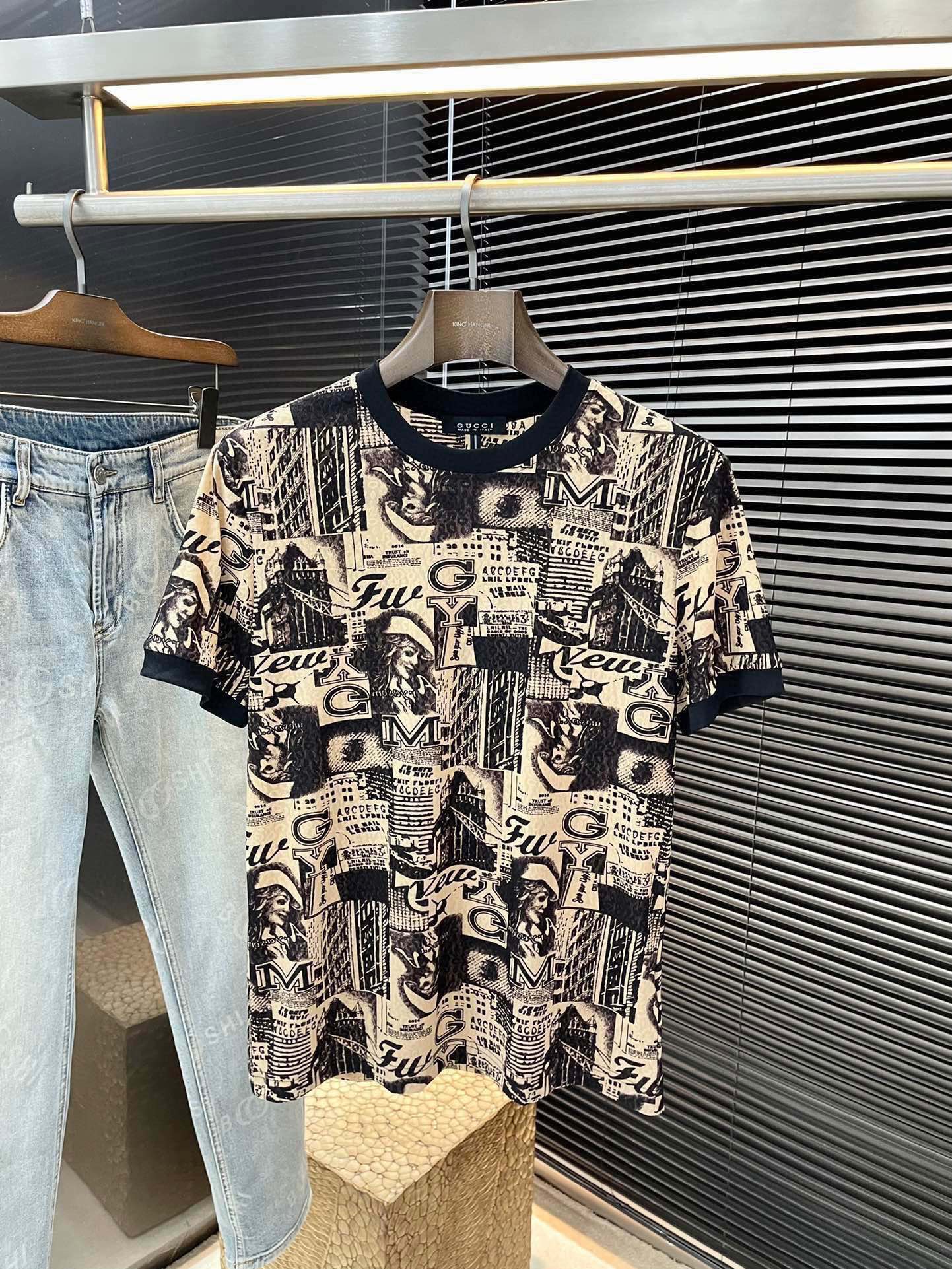 NO:513750,P Gucc series VIP high-end customization 2025 spring and summer new short-sleeved style versatile styles anyone can easily control. Fully customized fabrics, high-quality jacquard fabrics. The fabric feels soft, digital printing technology, comfortable and soft on the upper body. The simple style is very classy, ​​simple and unique, fashionable, the style is very exquisite, showing the aura, and will highlight the exquisiteness of business men!  Size M-3XL, gucci, gucci, T-shirt, alexander wang19860909P  Gucc（古驰）系列 VIP高级定制 2025春夏季新款短袖 百搭款式 任何人都可以轻松驾驭 面料全订制 高定一等品暗提花面料 面料手感柔软,数码印花工艺,上身舒适柔软 简约的款式非常显档次,简约个性时尚,版型剪裁非常精致,显气场,又会凸显商务男士的精致！尺码 M-3XL,,gucci,gucci,T-shirt,alexander wang,Men's clothing