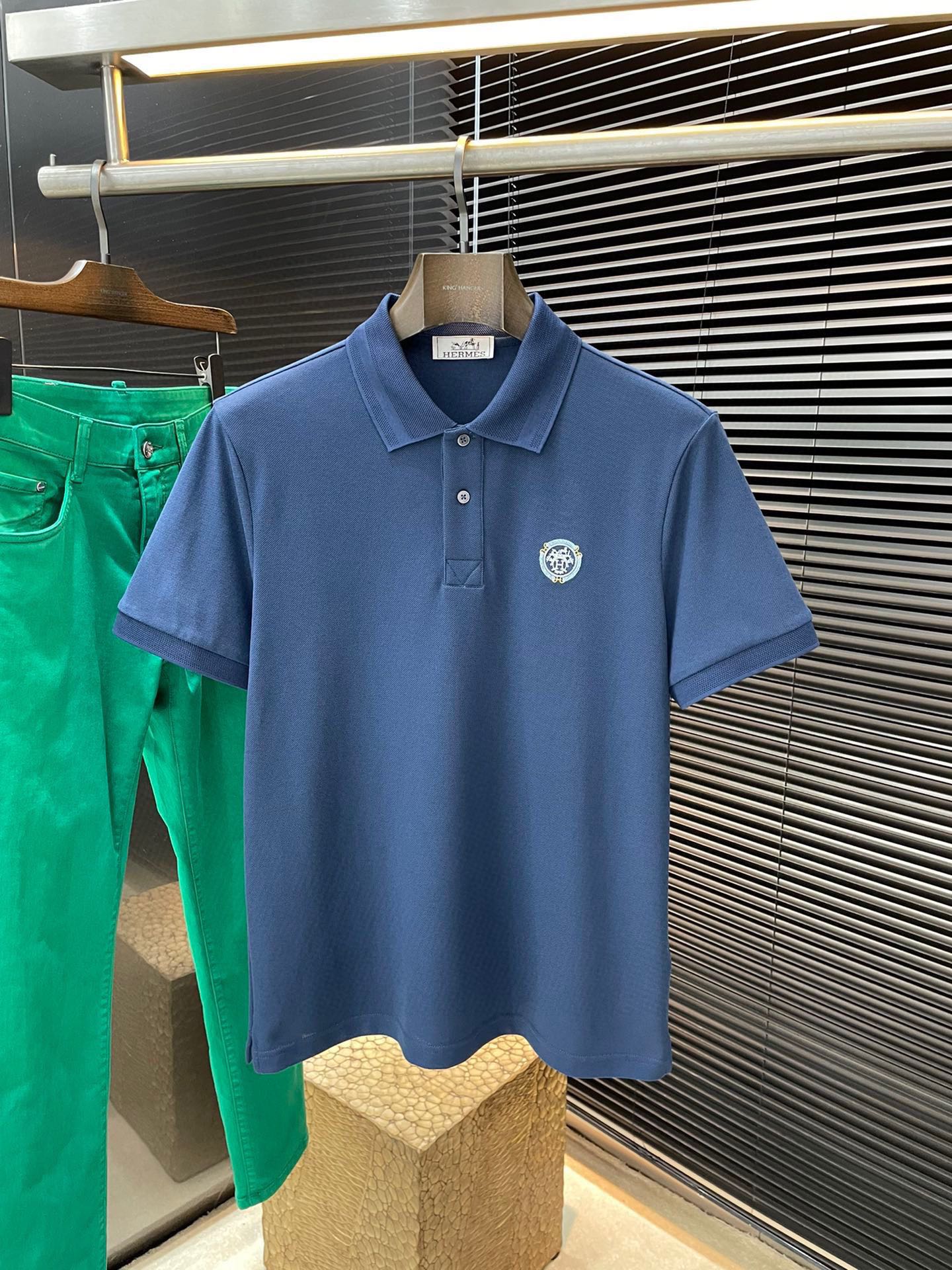 NO:513756,P HERMES (HERMES) has the latest POLO short-sleeved sleeves in spring and summer 2025, using the latest spandex fabric, which is resistant to washing and not easy to fade, has a soft feel and soft and comfortable composition. Classic design style, special customization, simple cutting and splicing, reflecting the extraordinary craftsmanship of workers, full of high-end and fashionable feeling!  The style is quite good at casual and versatile. Size M-3XL, hermes, hermes, T-shirt, alexander wang19860909P  HERMES（爱马仕）2025年春夏最新款POLO短袖,采用最新氨纶面料,耐水洗不易掉色,手感柔软、成分柔软舒适 经典设计风格 特殊定制 简单的裁剪方式拼接,体现出工人不凡的工艺,高端时尚感十足！版型相当赞休闲百搭款.尺码 M-3XL,,hermes,hermes,T-shirt,alexander wang,Men's clothing