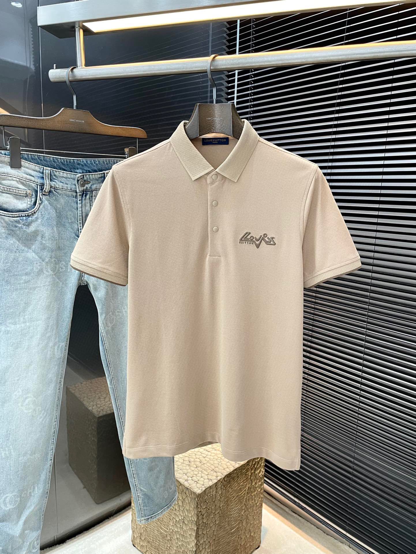 NO:513759,P LOUIS VUITTON (Louis Vuitton) The latest POLO short-sleeved sleeves in spring and summer 2025, using the latest cotton fabric, soft feel, soft and comfortable ingredients, classic design style, special customization, simple cutting method splicing, reflecting the extraordinary craftsmanship of workers, full of high-end and fashionable feeling!  The style is quite good at casual and versatile. Size M-3XL, louis vuitton,louis vuitton,t-shirt,alexander wang19860909P  LOUIS VUITTON（路易威登）2025春夏最新款POLO短袖,采用最新棉面料 手感柔软、成分柔软舒适 经典设计风格 特殊定制 简单的裁剪方式拼接,体现出工人不凡的工艺,高端时尚感十足！版型相当赞休闲百搭款.尺码 M-3XL,,louis vuitton,louis vuitton,T-shirt,alexander wang,Men's clothing