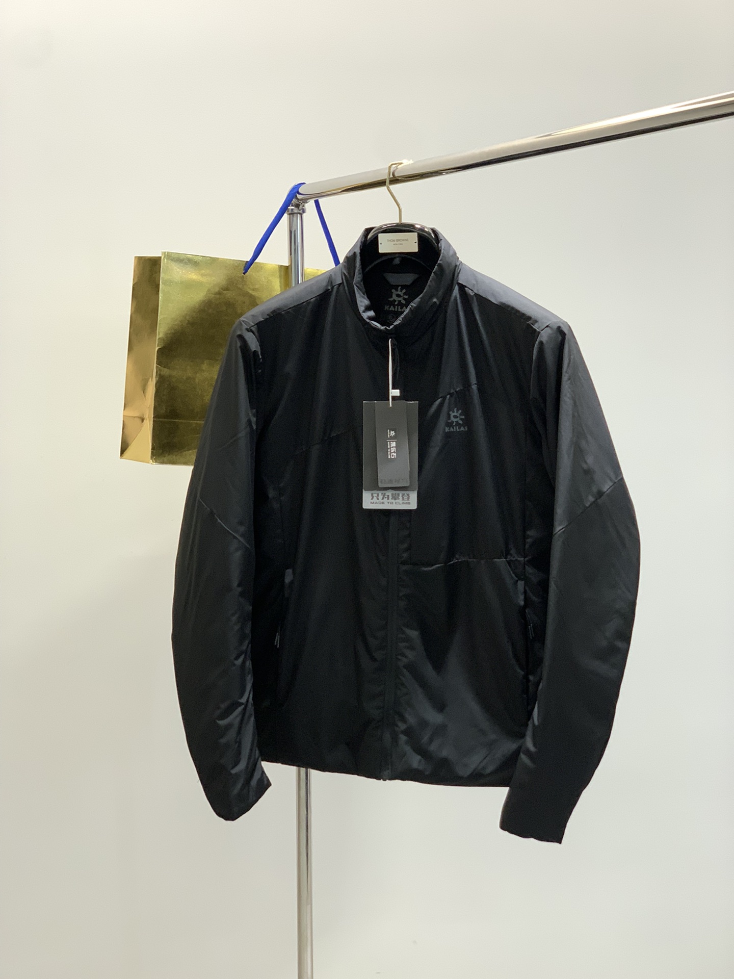 ，KAILAS 凯乐石，2025冬季新款，时尚休闲➕薄棉连帽外套，专柜同步有售，原单狠货，顶级印花工艺字