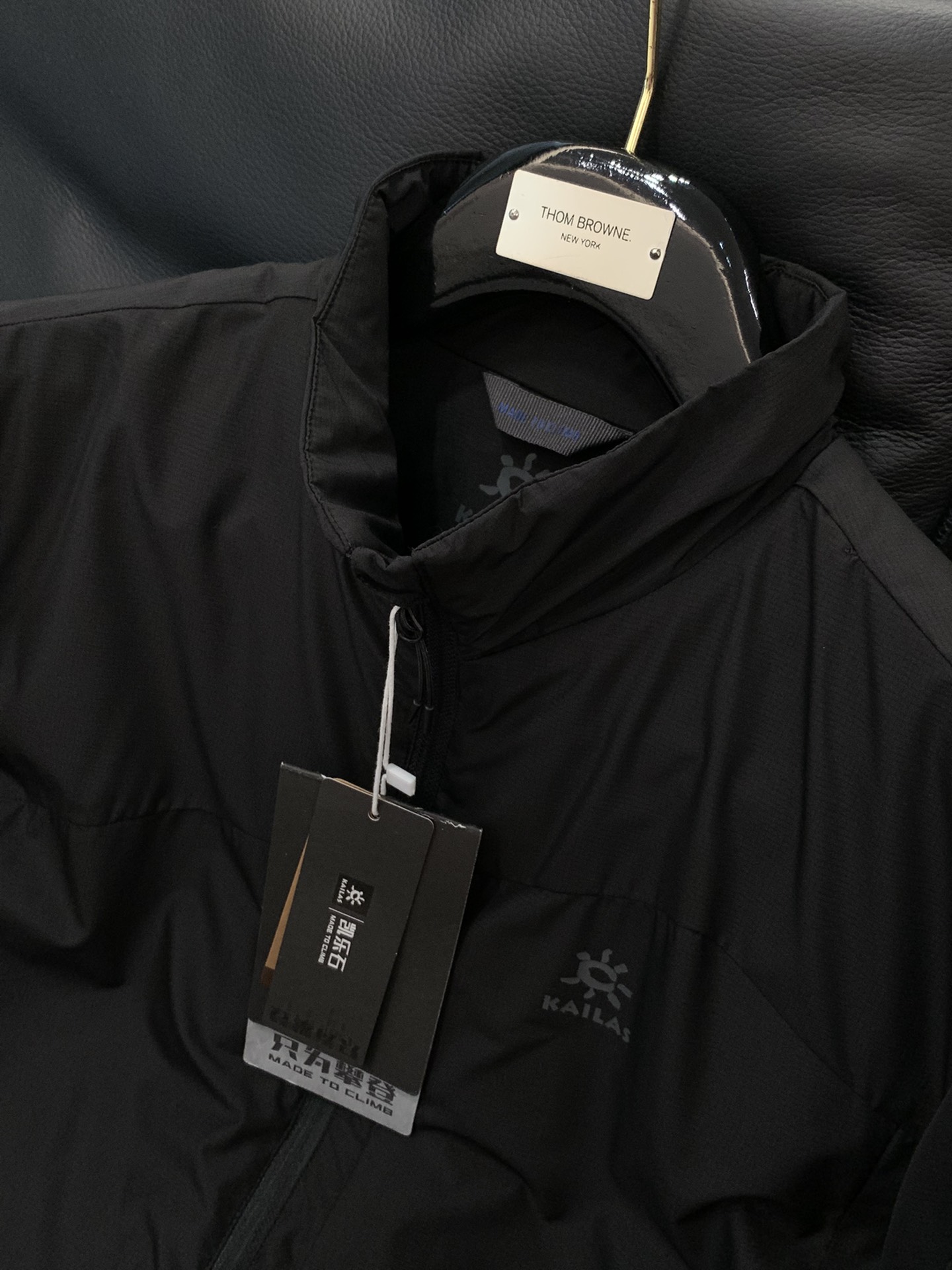 ，KAILAS 凯乐石，2025冬季新款，时尚休闲➕薄棉连帽外套，专柜同步有售，原单狠货，顶级印花工艺字